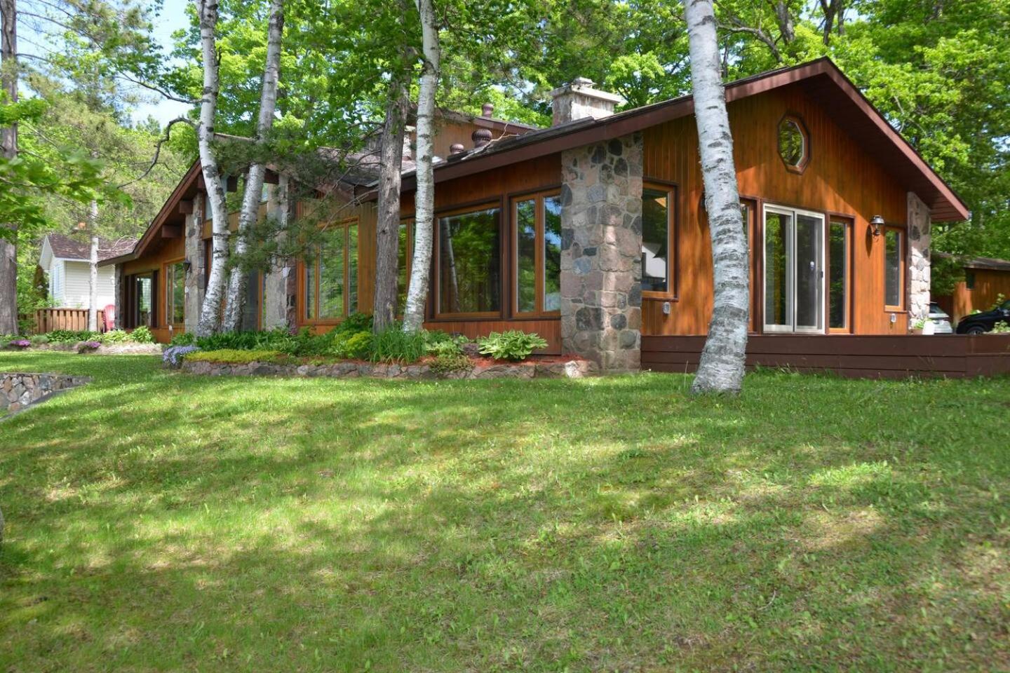 Dreamy Family Oasis ~ Lake Access ~ Games ~Skiing~Snowmobiling~Winter and Summer Activities