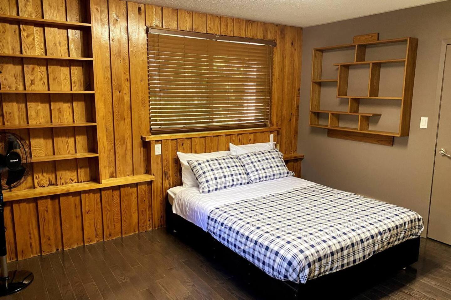 Dreamy Family Oasis ~ Lake Access ~ Games ~Skiing~Snowmobiling~Winter and Summer Activities