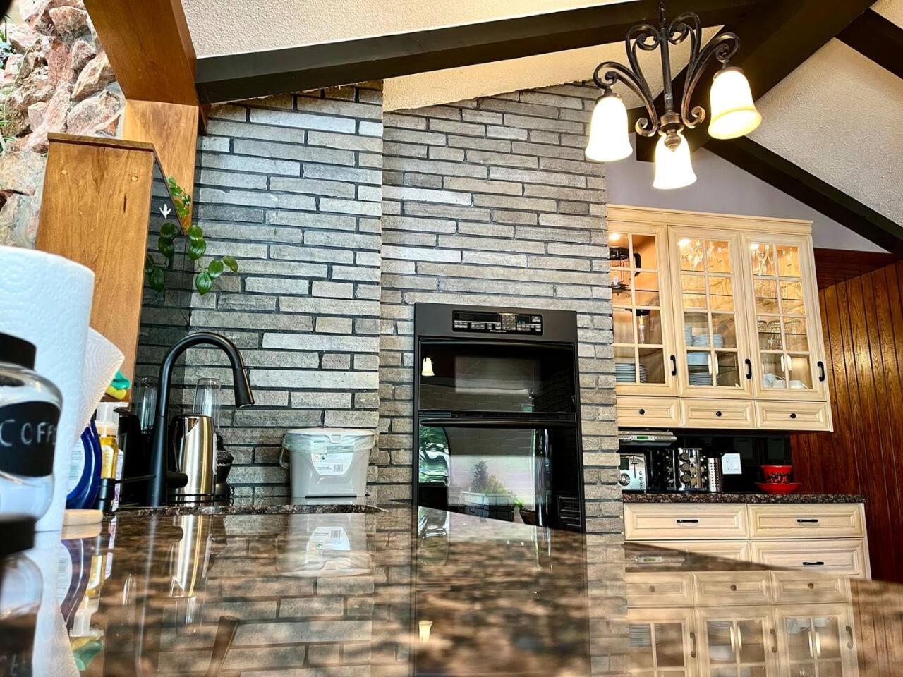 Dreamy Family Oasis ~ Lake Access ~ Games ~Skiing~Snowmobiling~Winter and Summer Activities