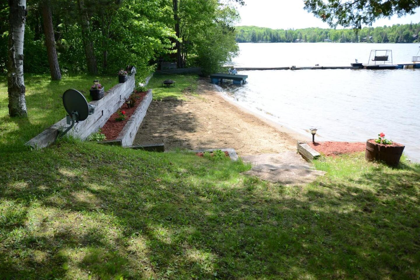 Dreamy Family Oasis ~ Lake Access ~ Games ~Skiing~Snowmobiling~Winter and Summer Activities