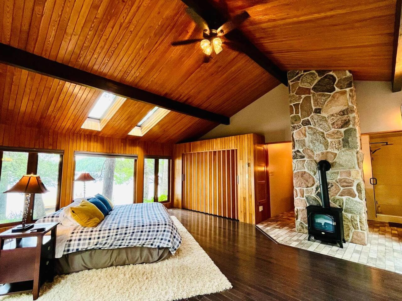 Dreamy Family Oasis ~ Lake Access ~ Games ~Skiing~Snowmobiling~Winter and Summer Activities