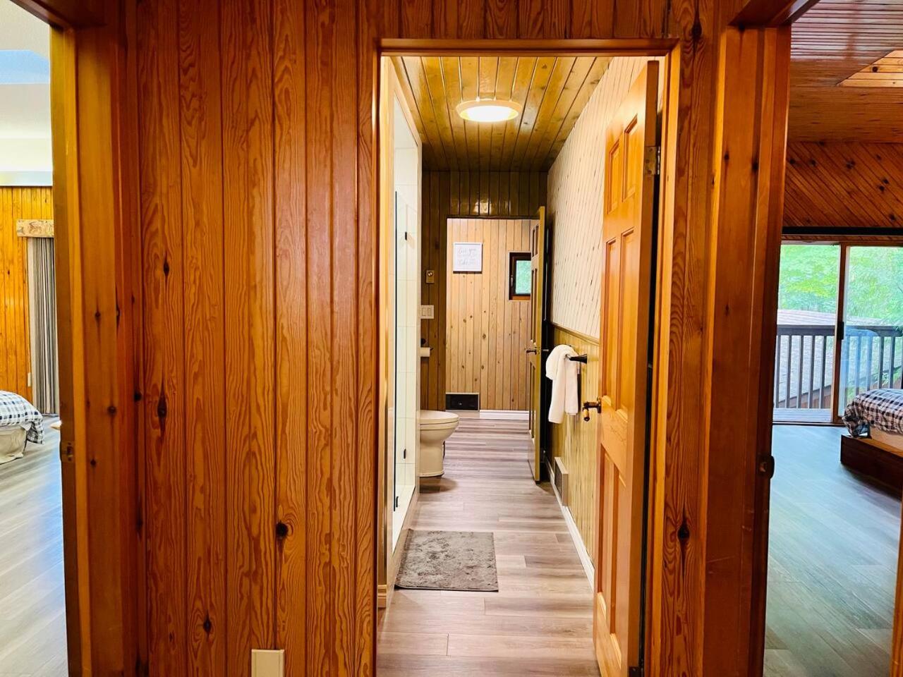Dreamy Family Oasis ~ Lake Access ~ Games ~Skiing~Snowmobiling~Winter and Summer Activities