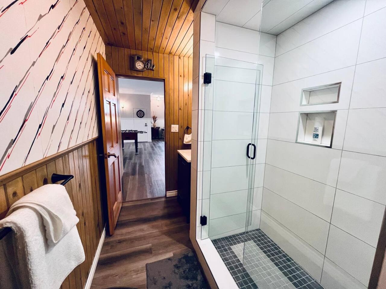 Dreamy Family Oasis ~ Lake Access ~ Games ~Skiing~Snowmobiling~Winter and Summer Activities