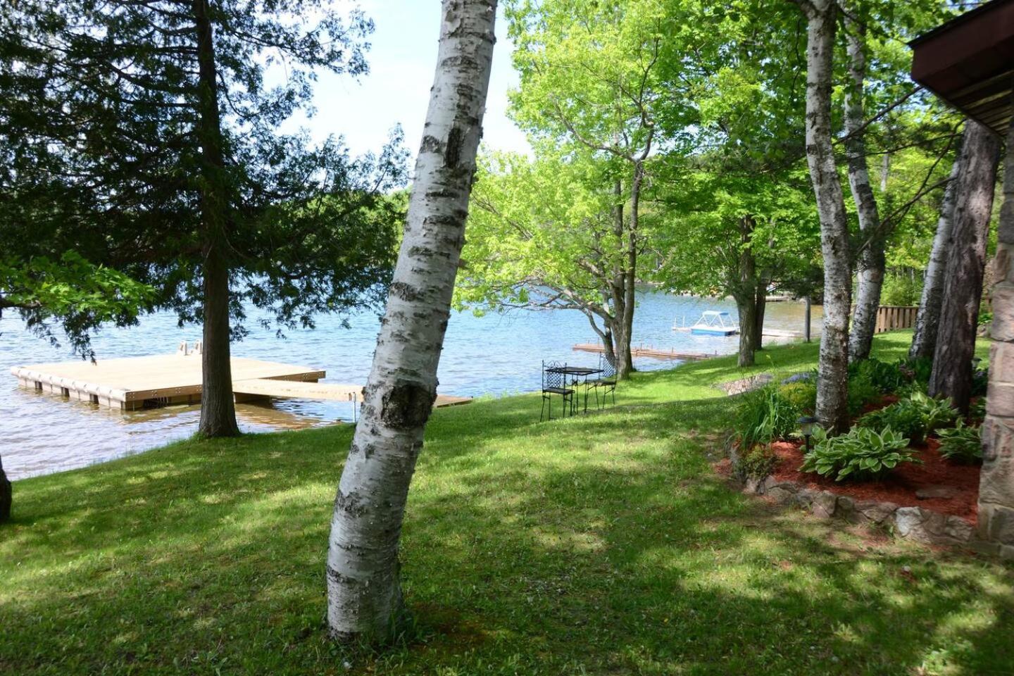 Dreamy Family Oasis ~ Lake Access ~ Games ~Skiing~Snowmobiling~Winter and Summer Activities