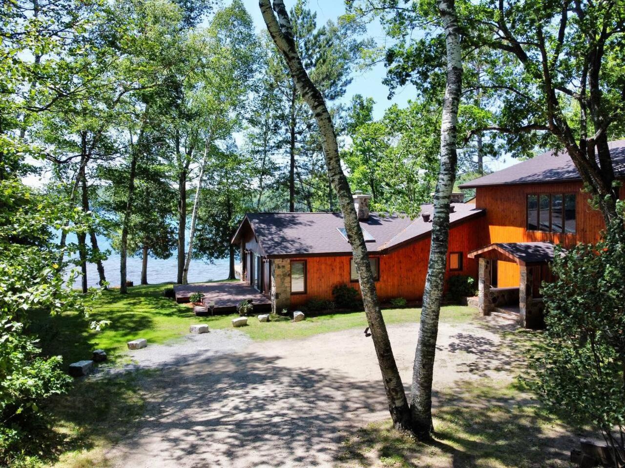 Dreamy Family Oasis ~ Lake Access ~ Games ~Skiing~Snowmobiling~Winter and Summer Activities