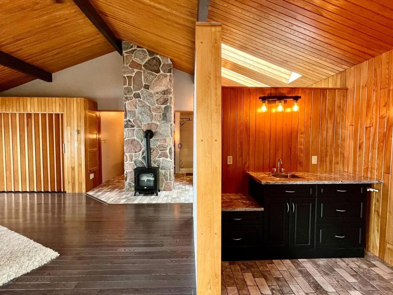 Dreamy Family Oasis ~ Lake Access ~ Games ~Skiing~Snowmobiling~Winter and Summer Activities