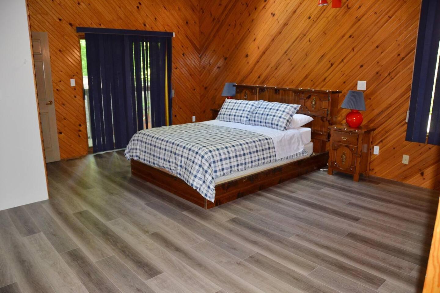 Dreamy Family Oasis ~ Lake Access ~ Games ~Skiing~Snowmobiling~Winter and Summer Activities