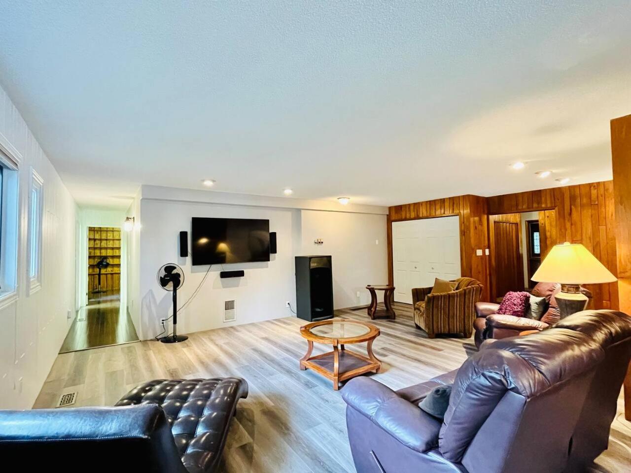 Dreamy Family Oasis ~ Lake Access ~ Games ~Skiing~Snowmobiling~Winter and Summer Activities