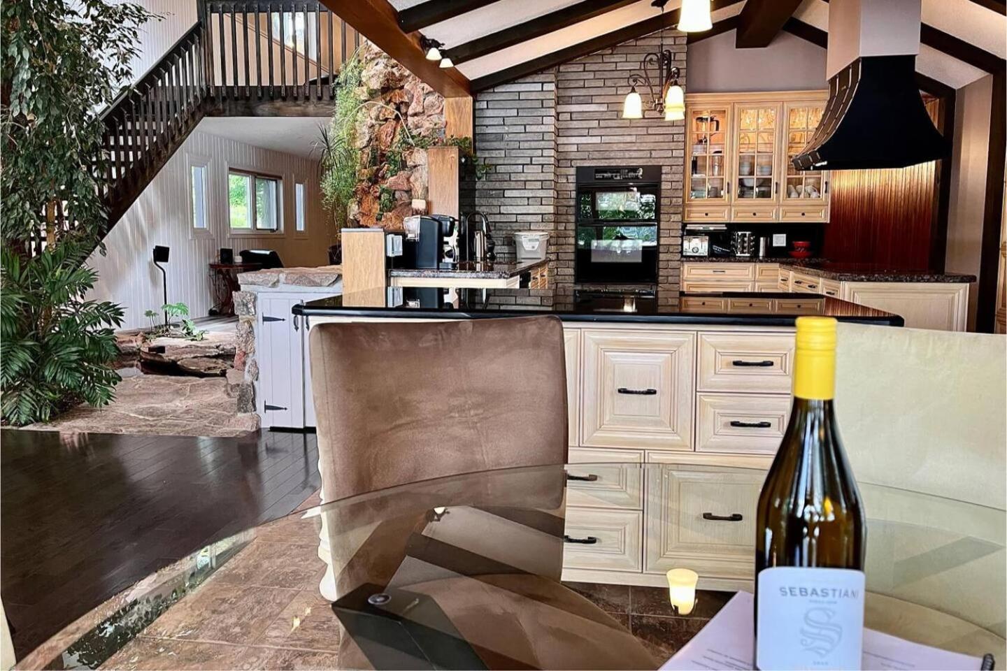 Dreamy Family Oasis ~ Lake Access ~ Games ~Skiing~Snowmobiling~Winter and Summer Activities