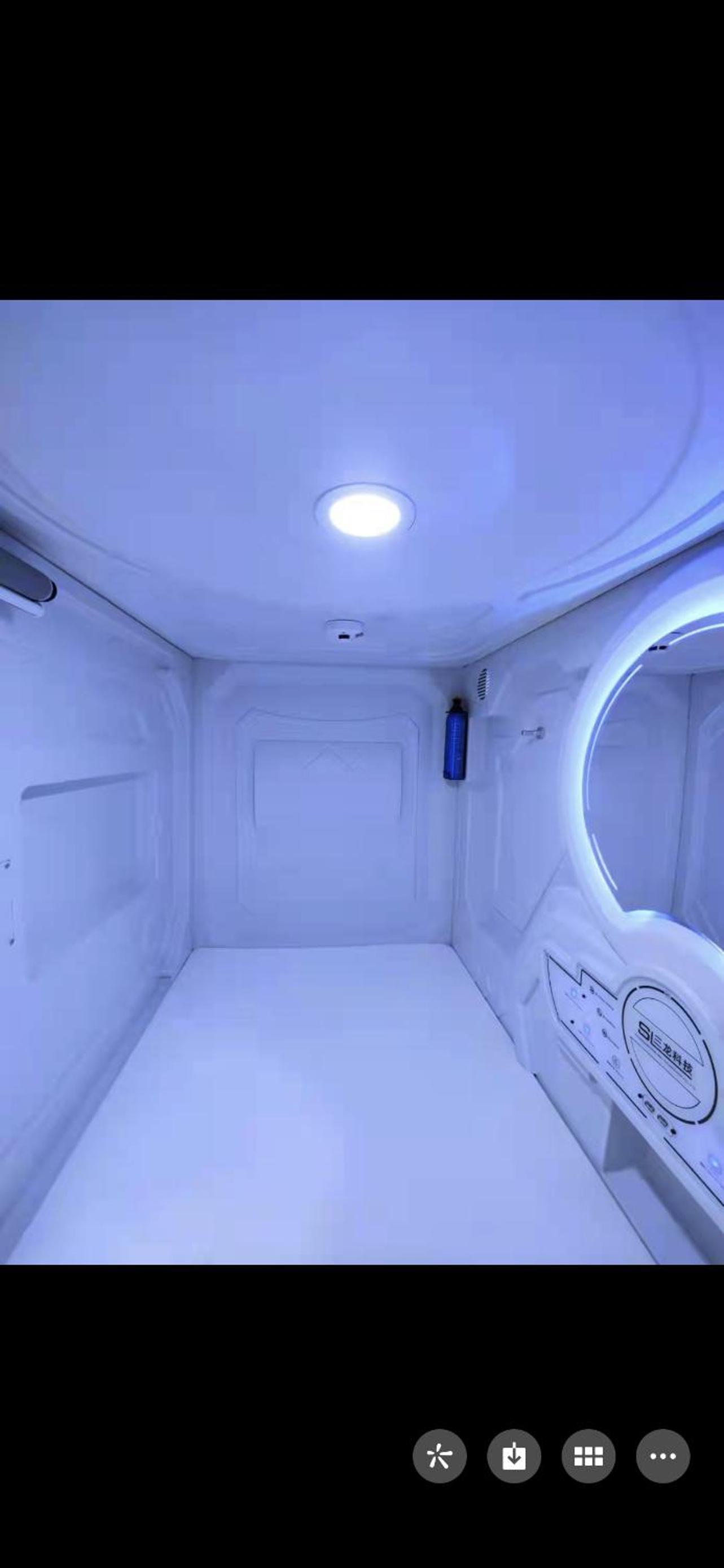 flor hostel capsules