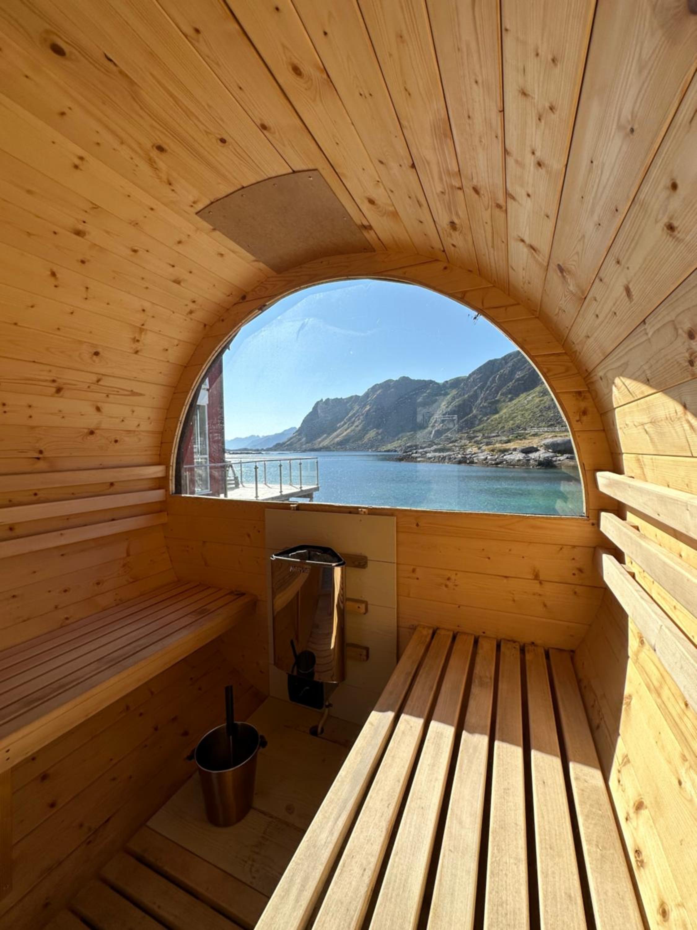 Lofoten Waterfront luxury lodge view 4