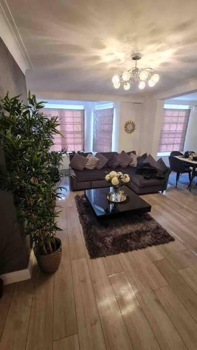 Spacious 3 bedroom flat in the heart of London