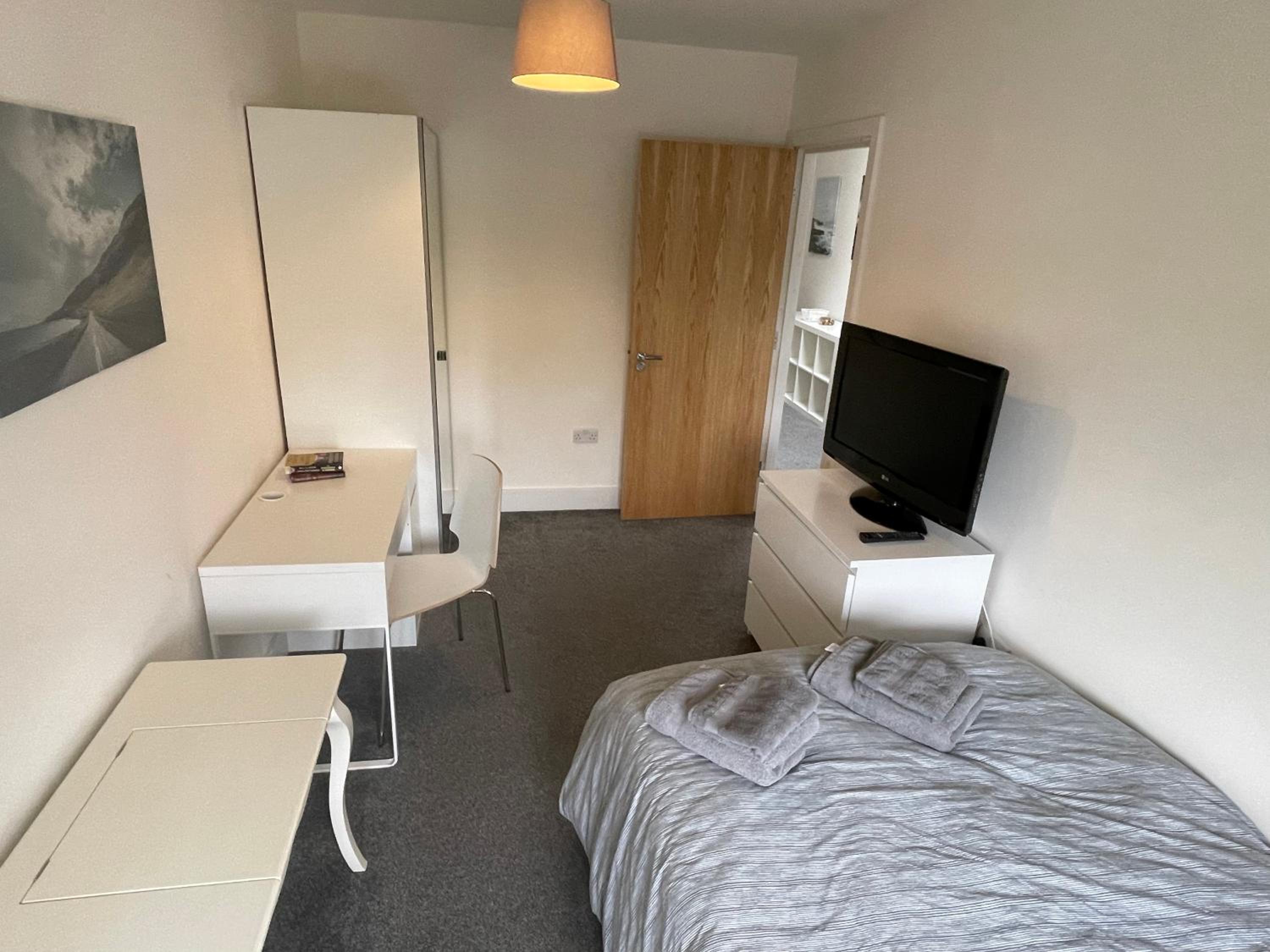 2 Bedroom 2 bathroom Apartment 8 including free parking view 5