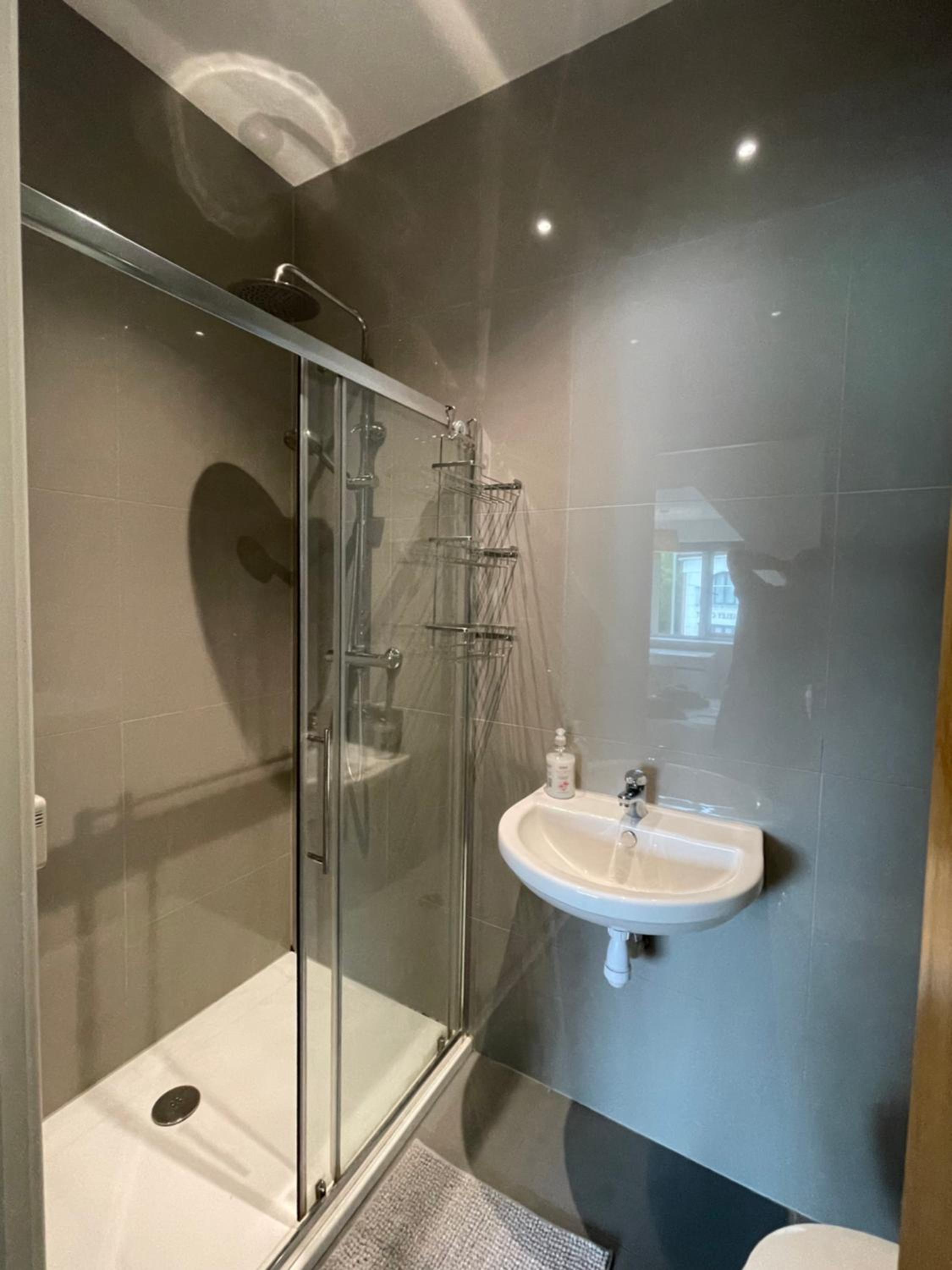 2 Bedroom 2 bathroom Apartment 8 including free parking view 3