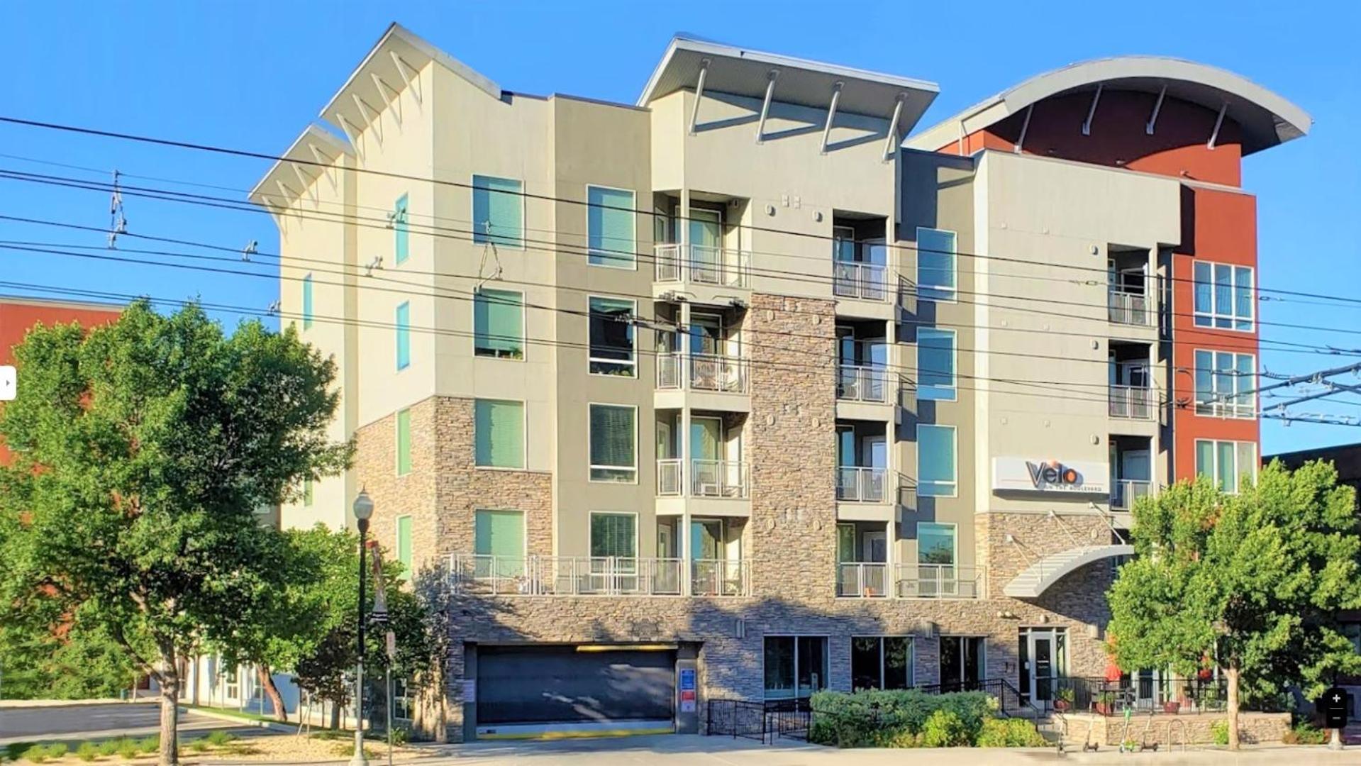 Hotel Luxury Condo in the Library Square District - Image 1