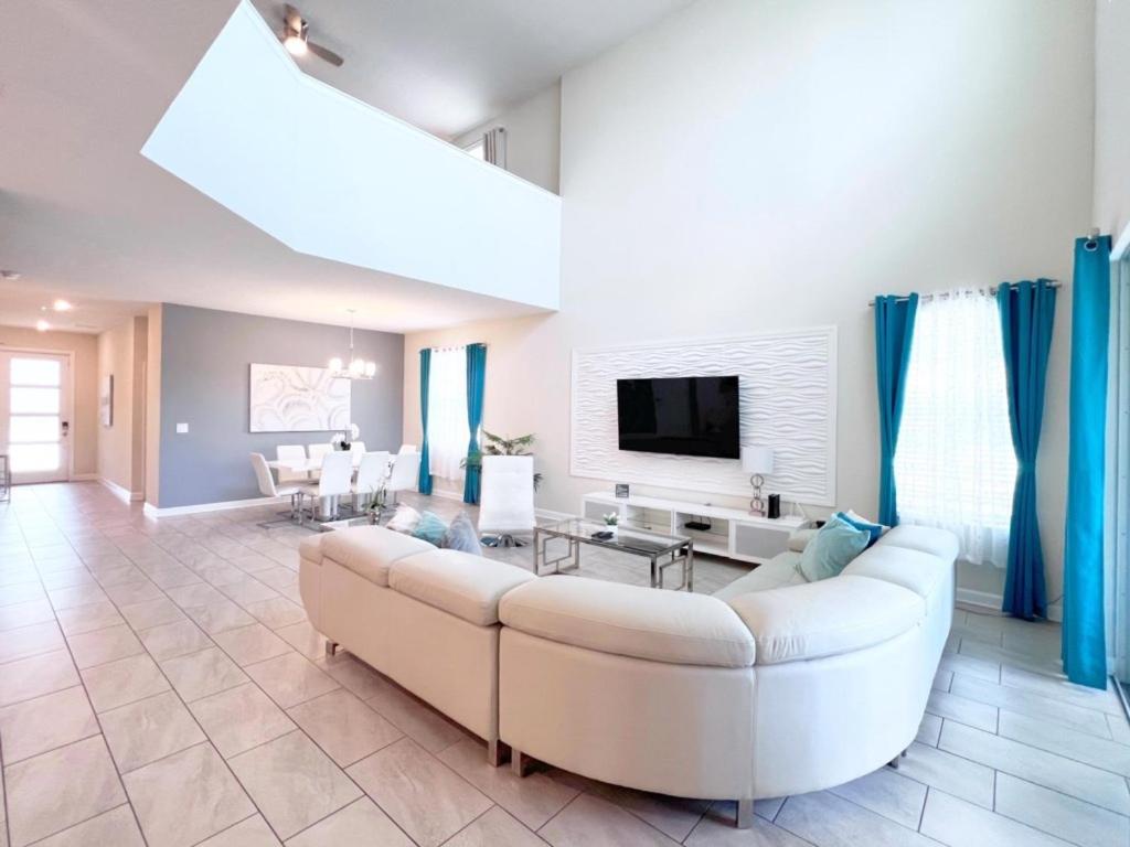 Beautiful Pool Villa with Spa and Game Room-2730BD home view 4