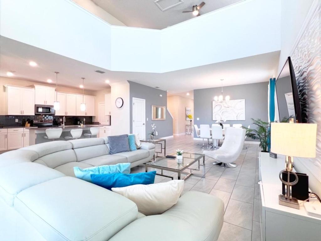 Beautiful Pool Villa with Spa and Game Room-2730BD home view 5