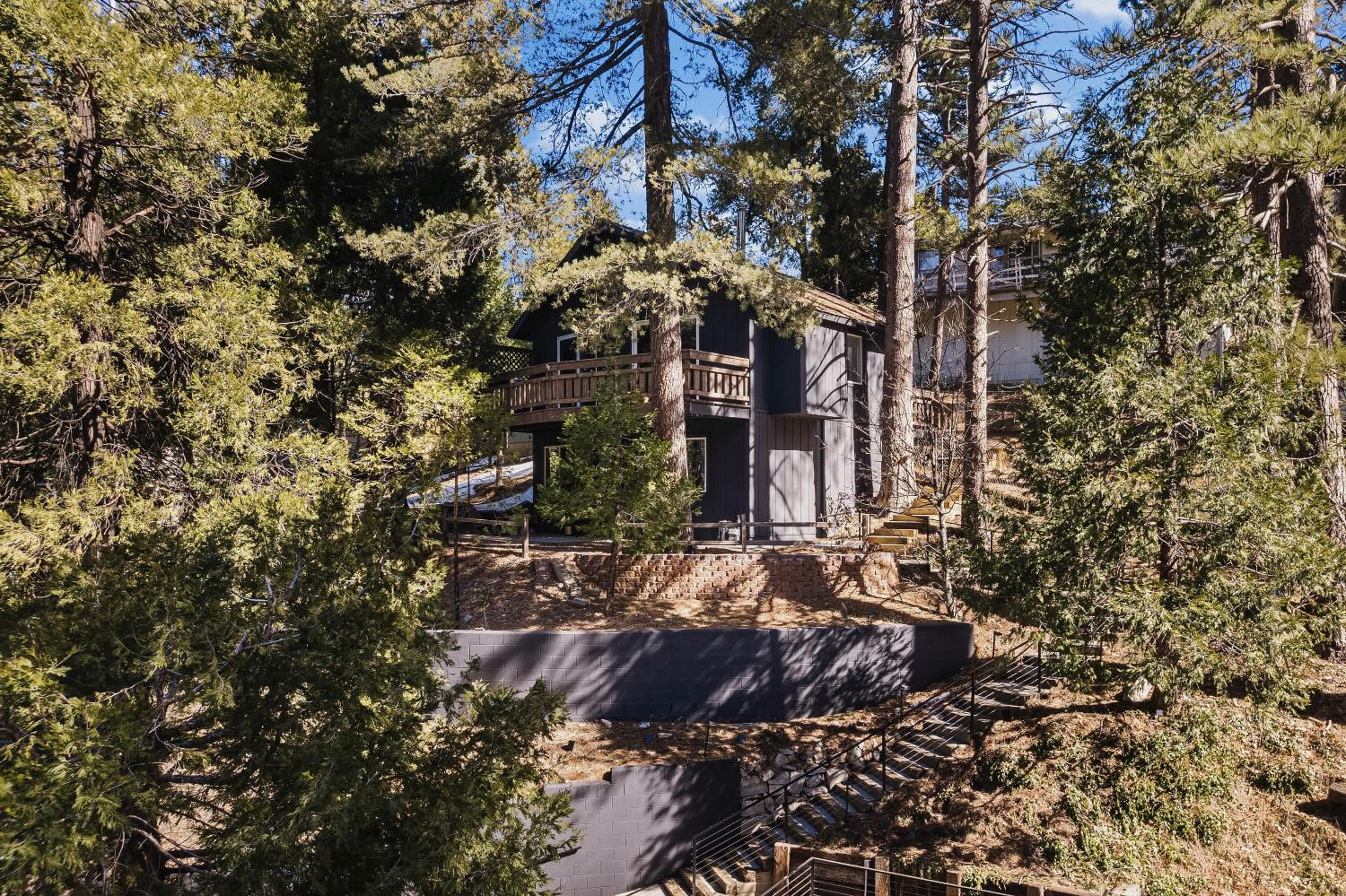 Modern Designer Cabin, Newly Renovated, EV Charger, Arcade, Kids Bunkbed, Minutes to Lake Arrowhead and Lake Gregory