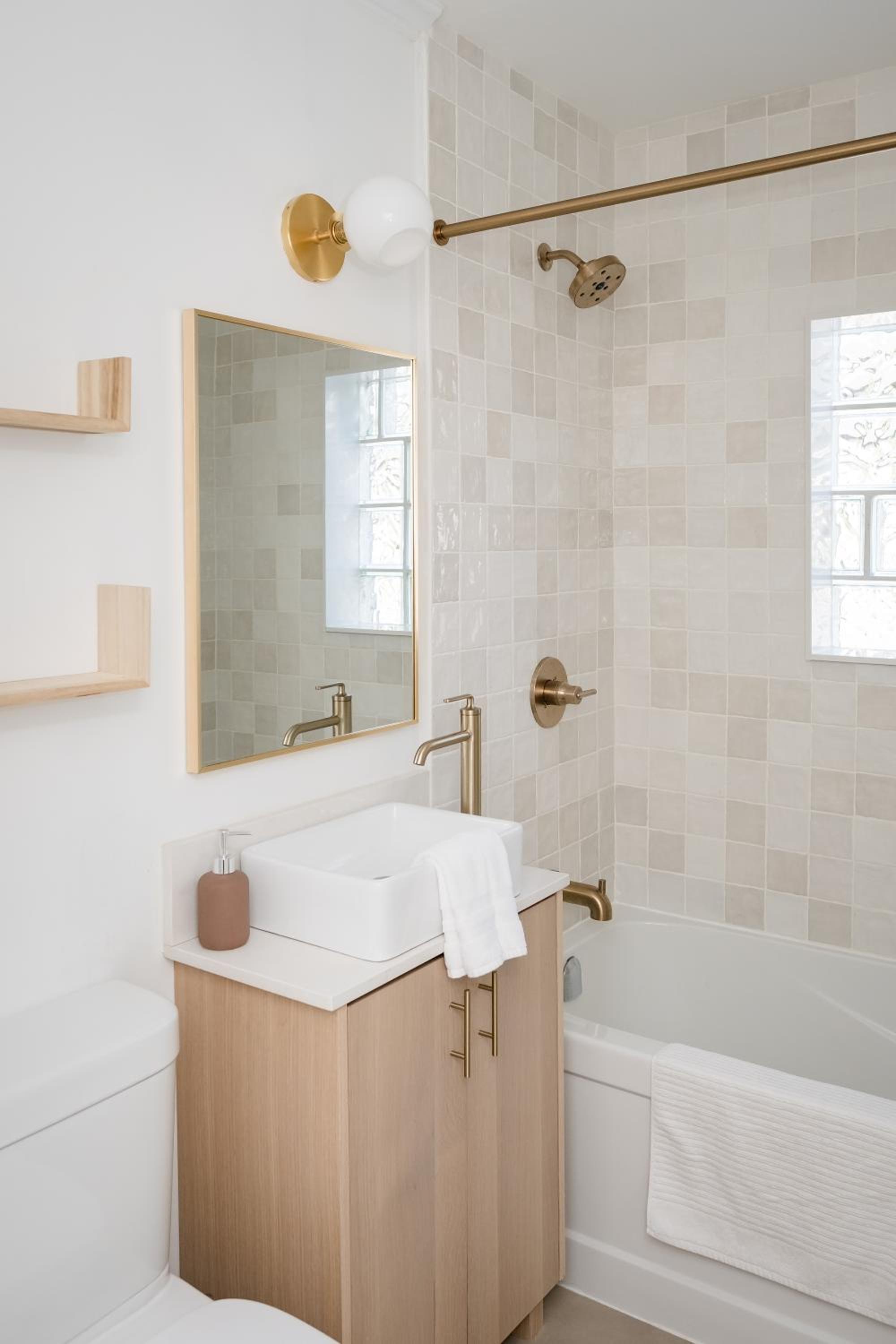 The Darcie House - cozy, pet-friendly home in PEC