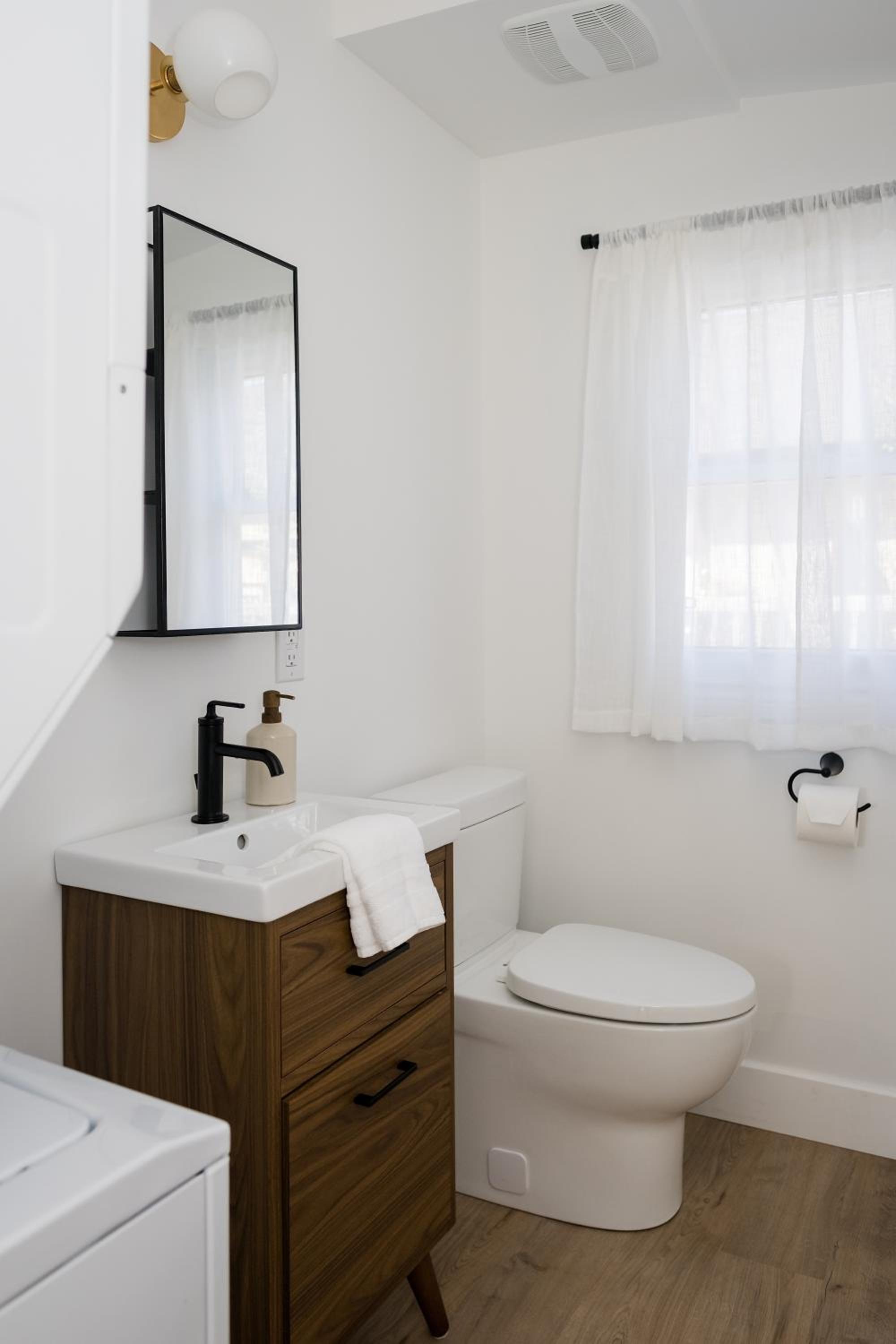 The Darcie House - cozy, pet-friendly home in PEC