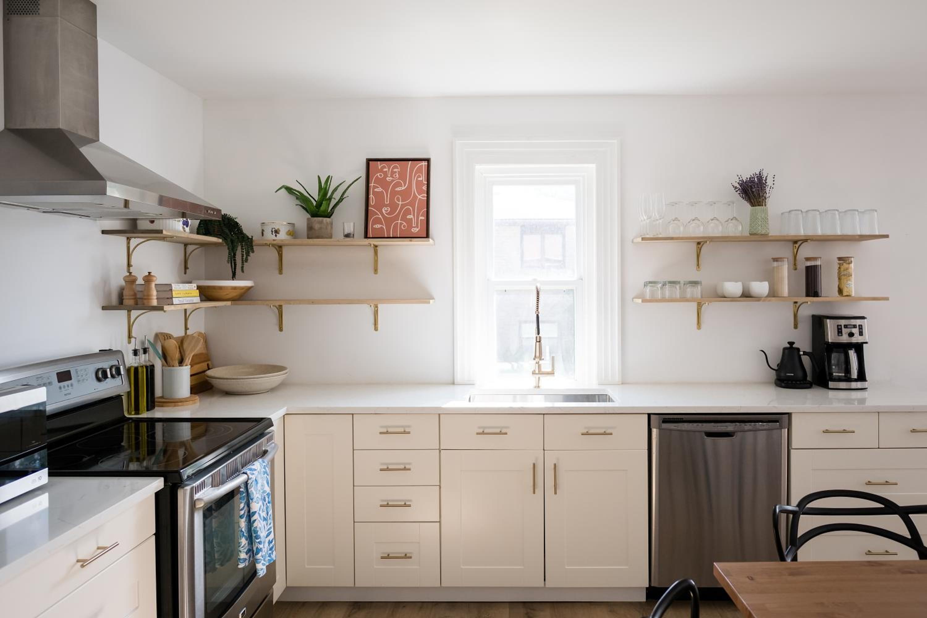 The Darcie House - cozy, pet-friendly home in PEC