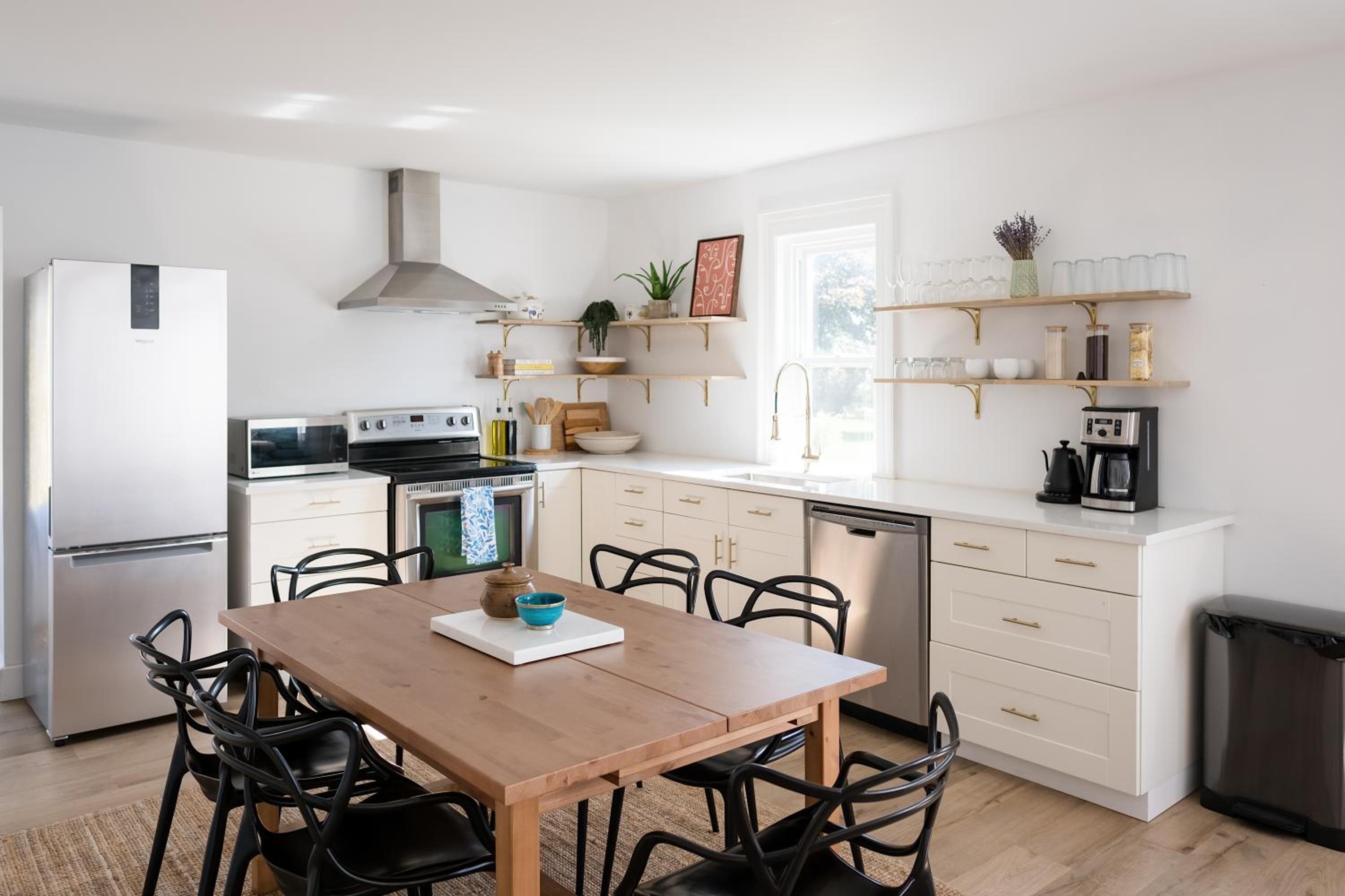 The Darcie House - cozy, pet-friendly home in PEC