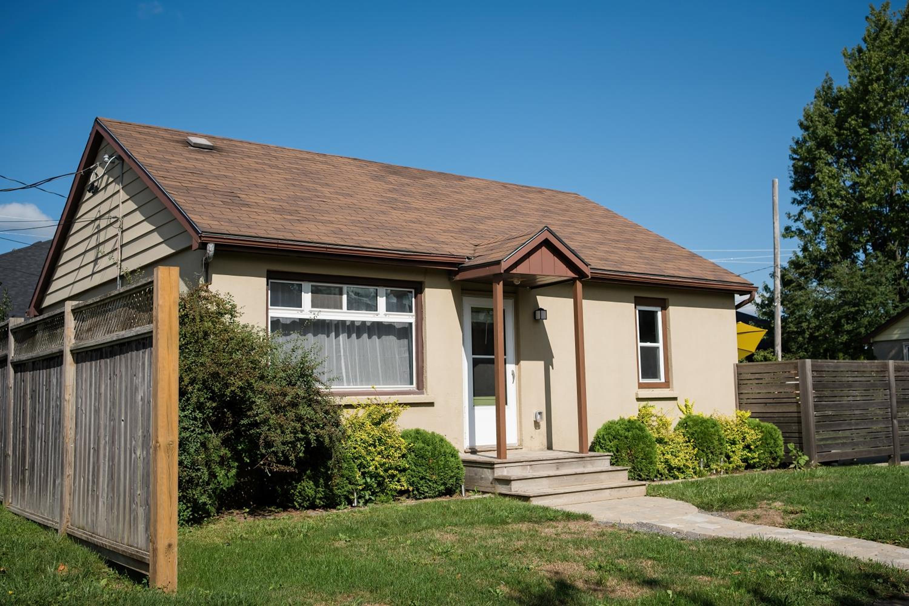 The Darcie House - cozy, pet-friendly home in PEC