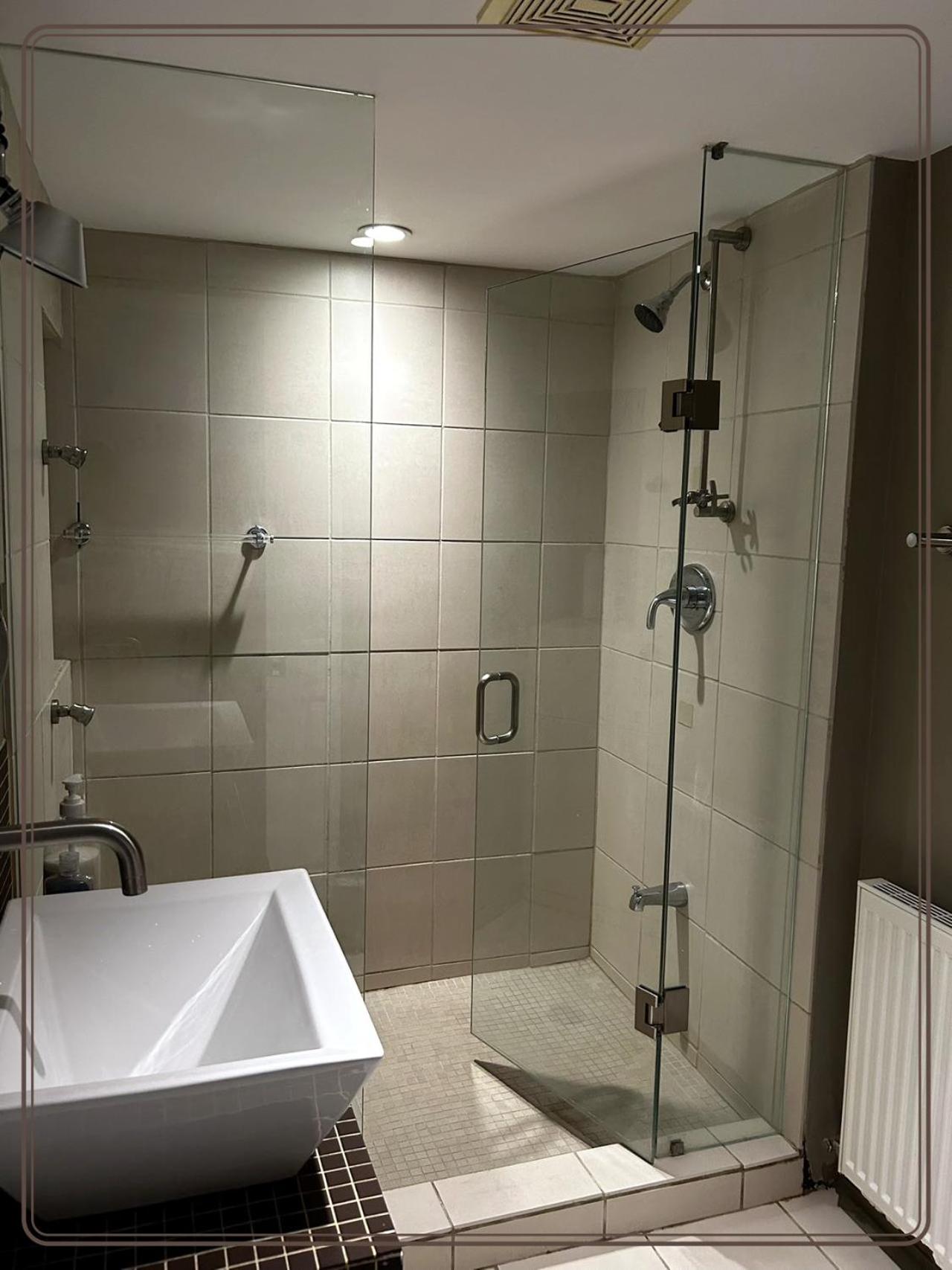 queen-size bed room in midtown