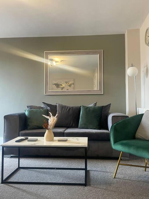 Fern House by Shortstays4u A Beautiful 2bedroom Townhouse with free parking in the town! view 3