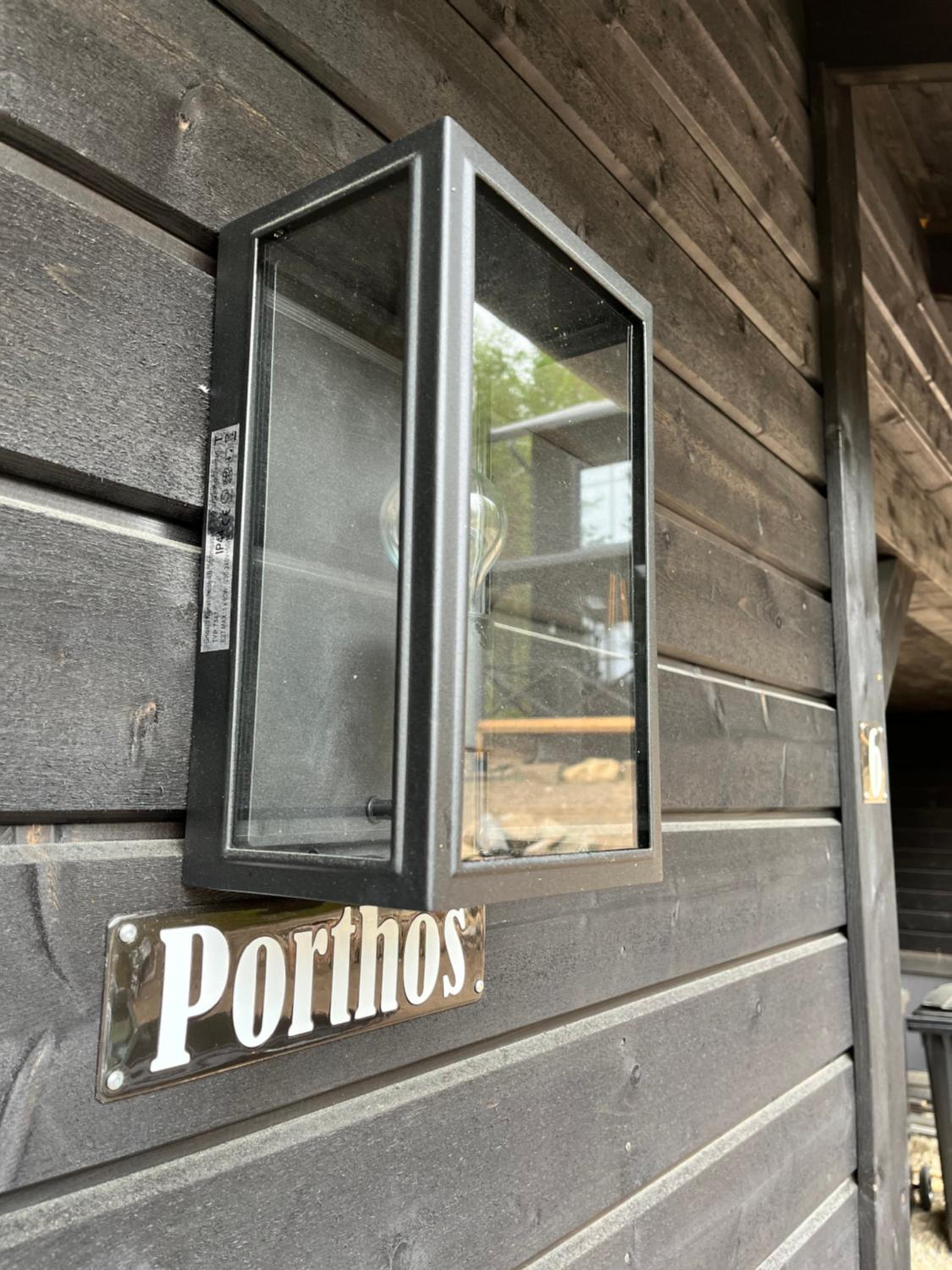 Porthos Ski-in Lodge with private hot tub and sauna in Lapland