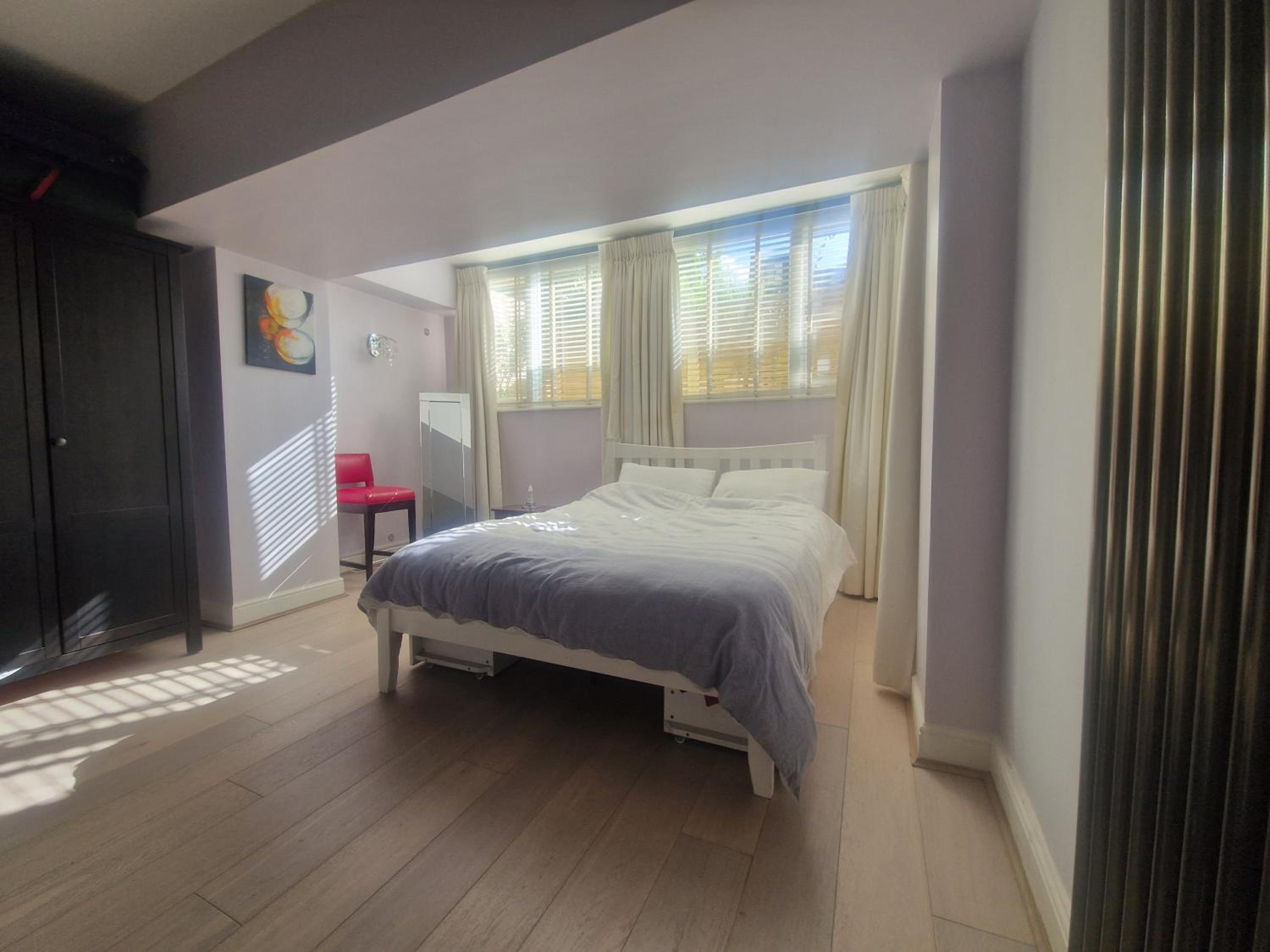 Large 2 bed flat with stylish spacious living and dinning area, with a fully equiped open plan kitchen