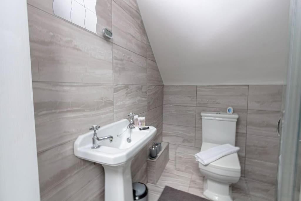 Elegant 1BR Apartment, Sleeps up to 4 view 5
