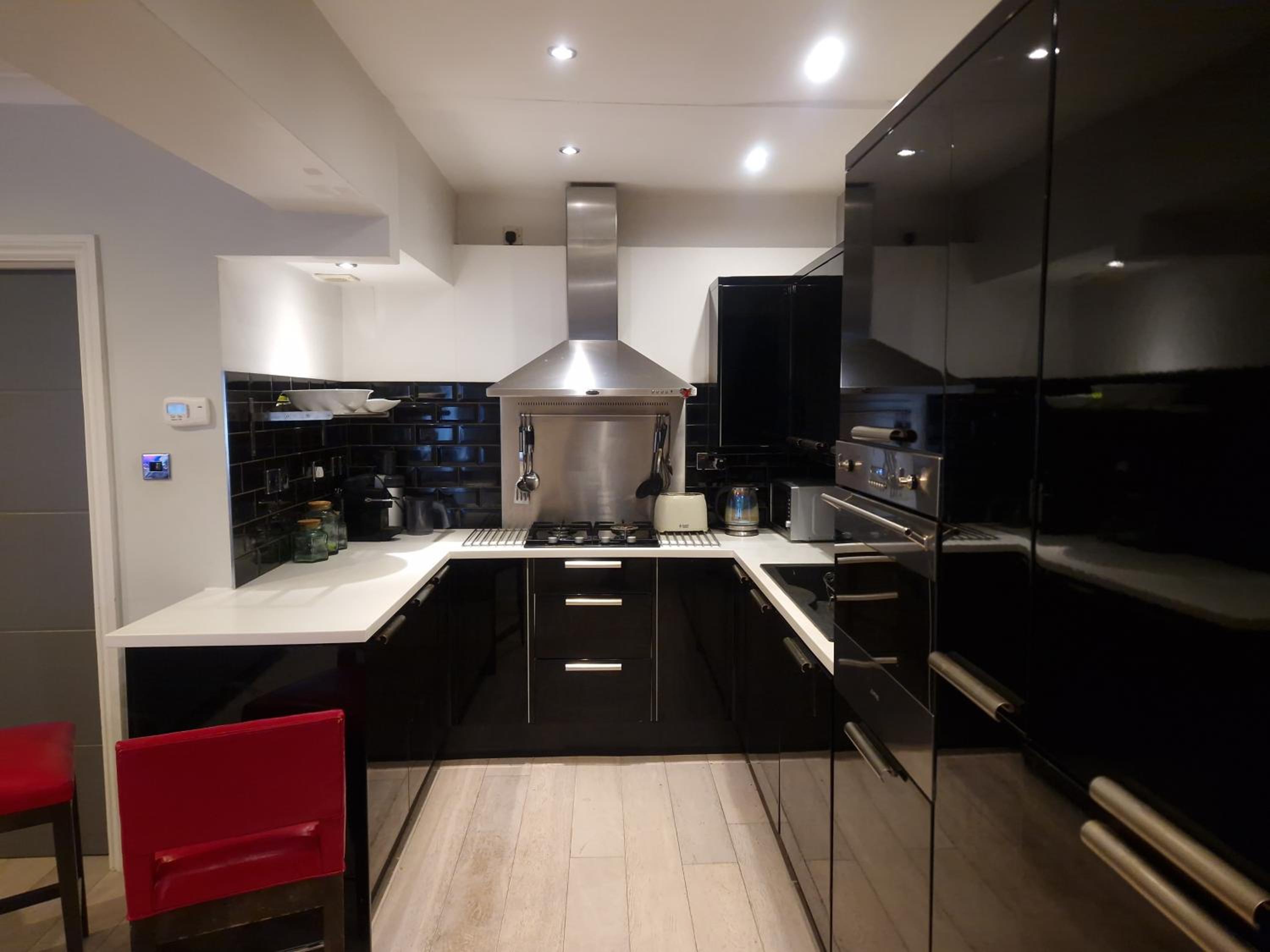 Large 2 bed flat with stylish spacious living and dinning area, with a fully equiped open plan kitchen