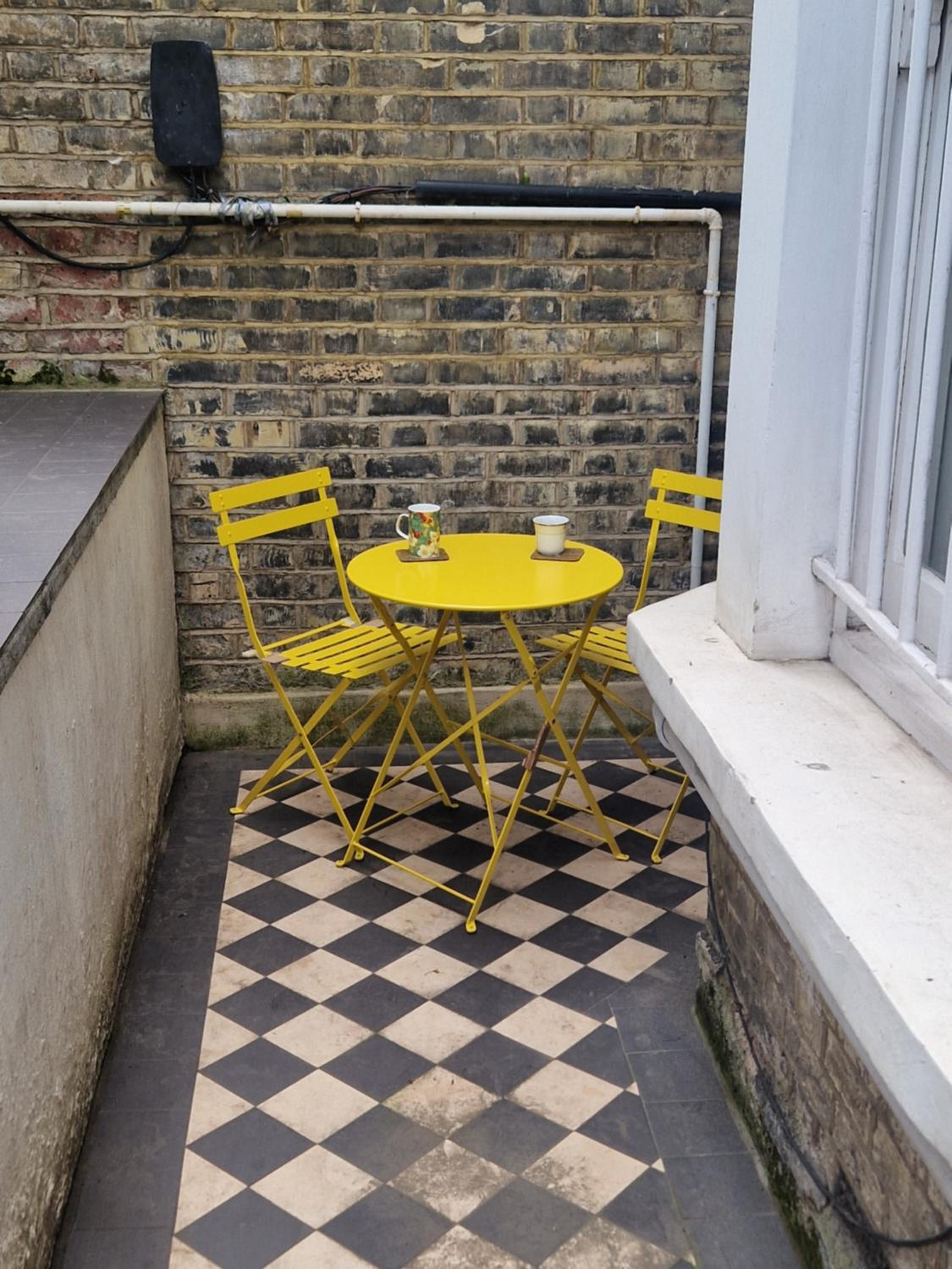 Large 2 bed flat with stylish spacious living and dinning area, with a fully equiped open plan kitchen