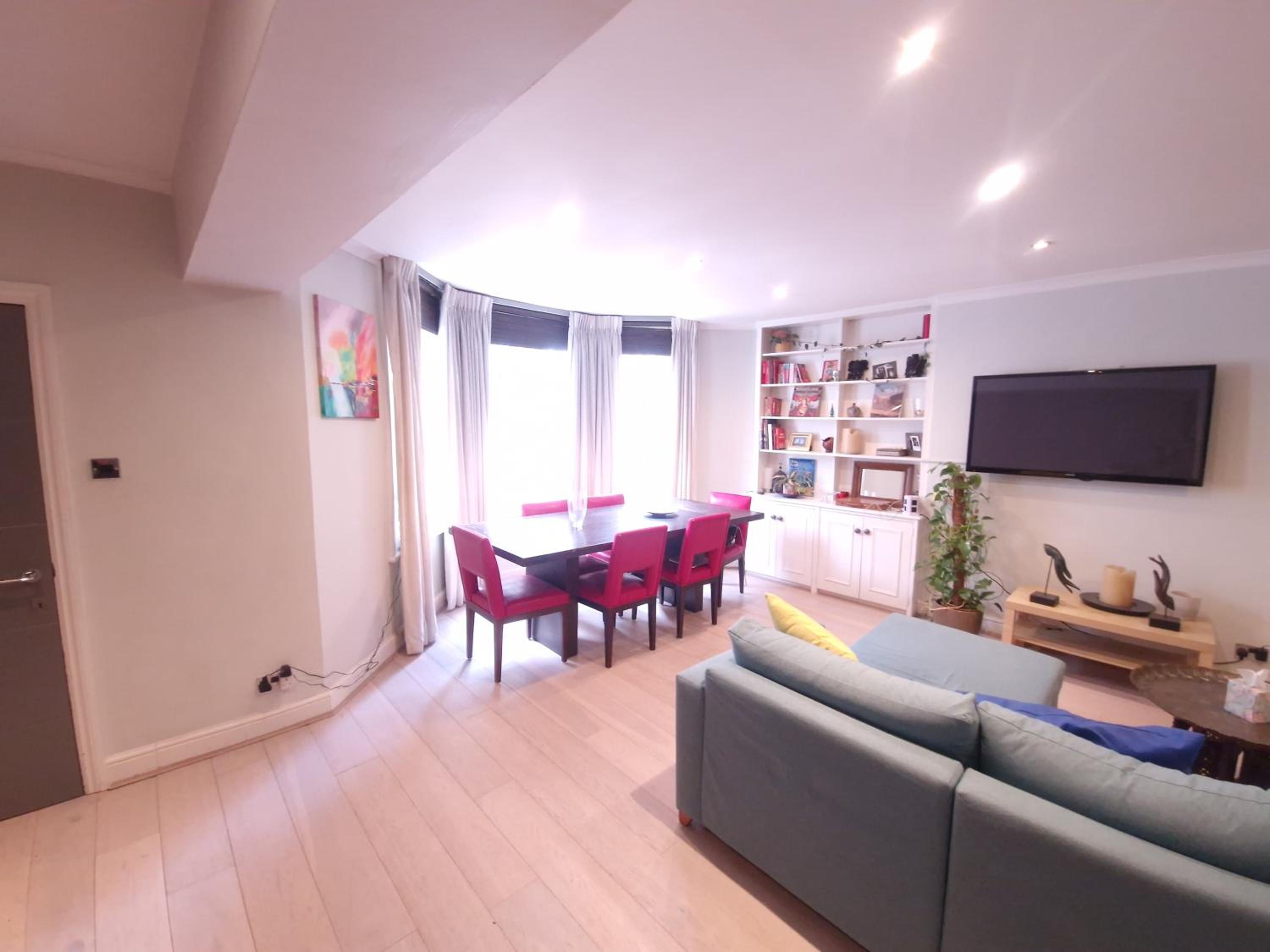 Large 2 bed flat with stylish spacious living and dinning area, with a fully equiped open plan kitchen