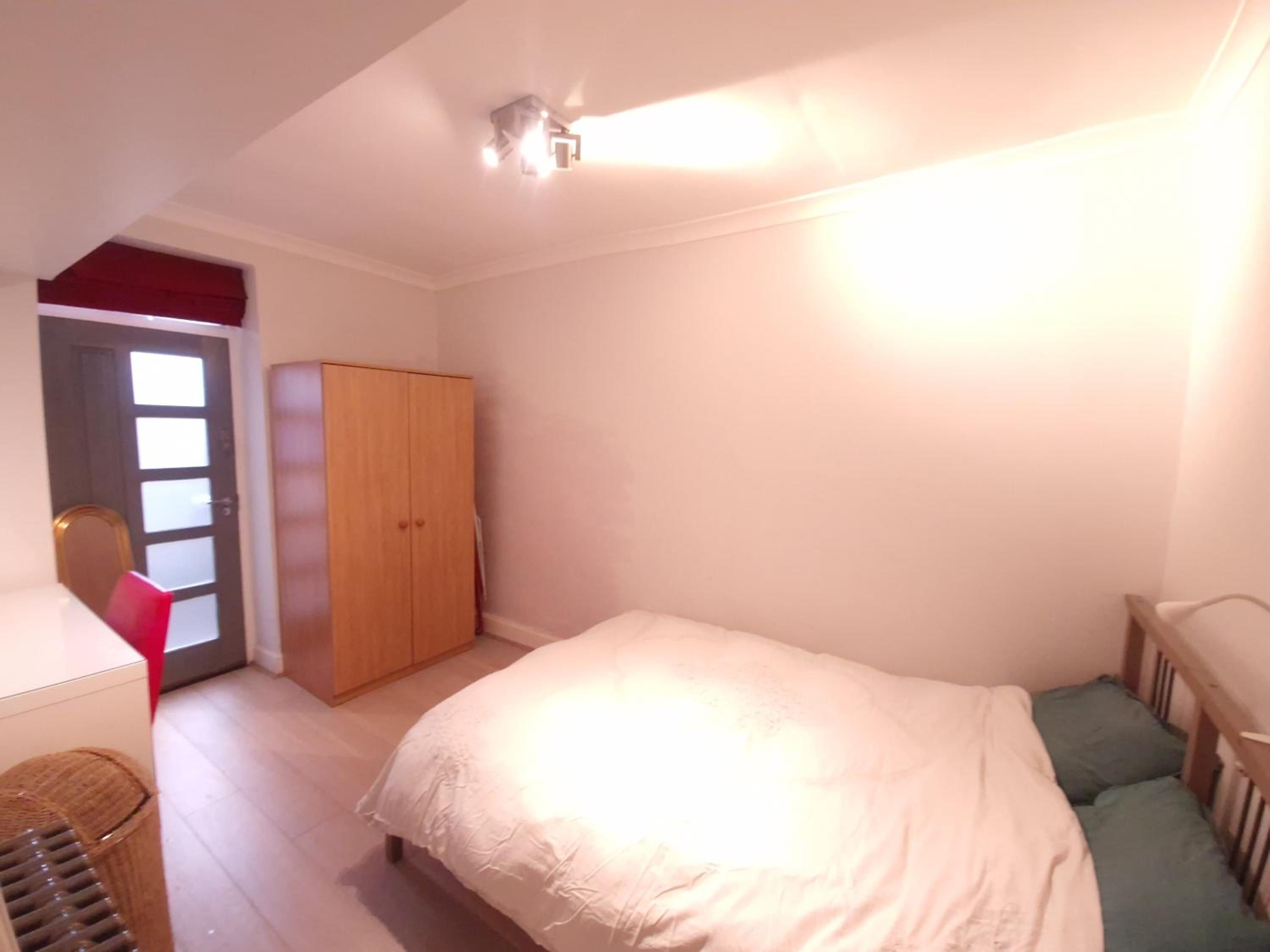 Large 2 bed flat with stylish spacious living and dinning area, with a fully equiped open plan kitchen