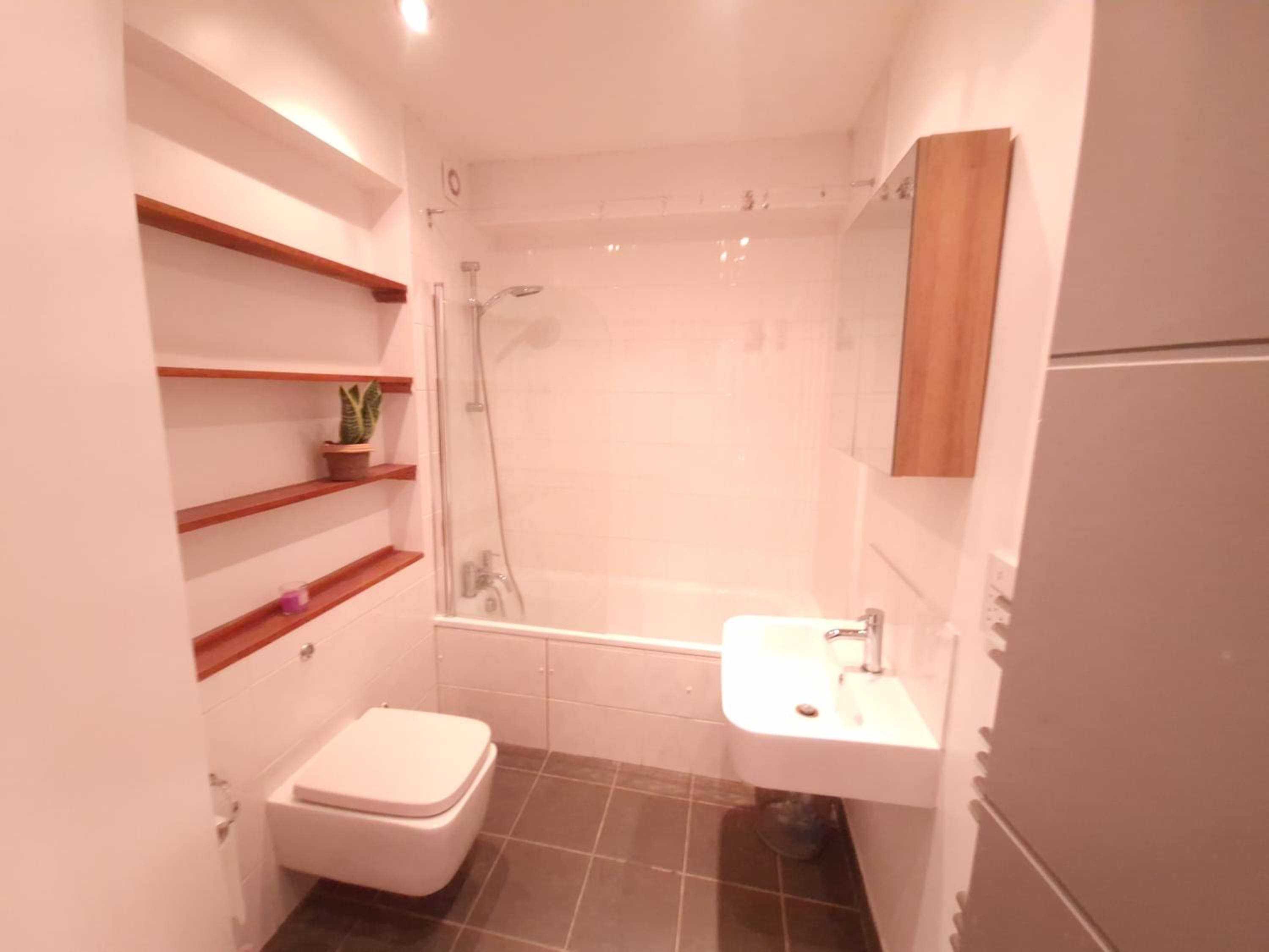 Large 2 bed flat with stylish spacious living and dinning area, with a fully equiped open plan kitchen