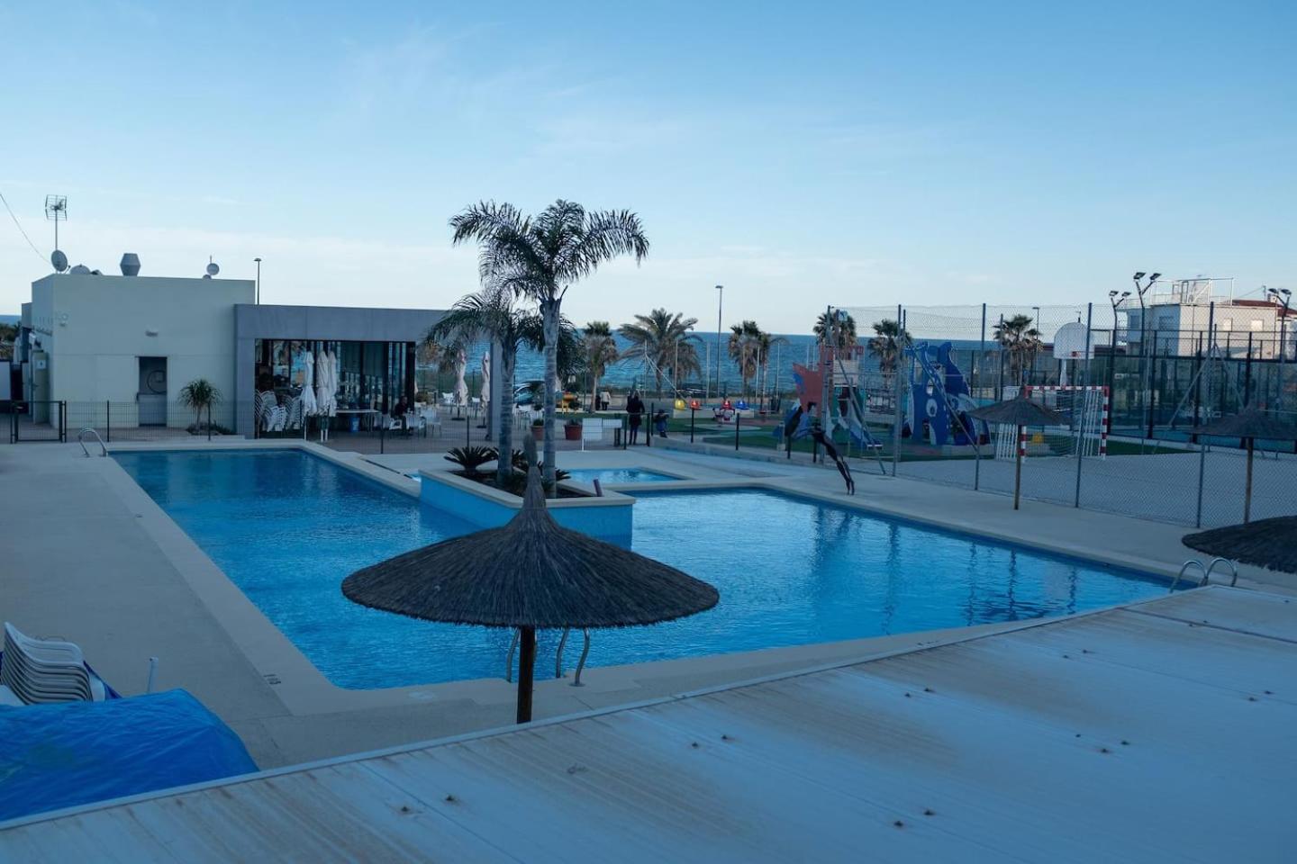 Apartamento luminoso y agradable, a 40 m de playa view 3