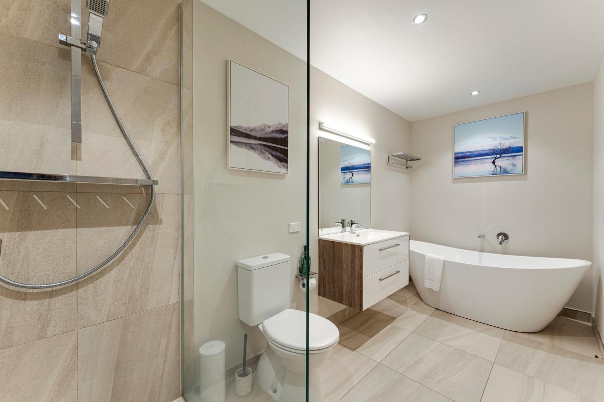 Queenstown Lake and Mountain View Retreat Free Wifi Free Street Parking view 4