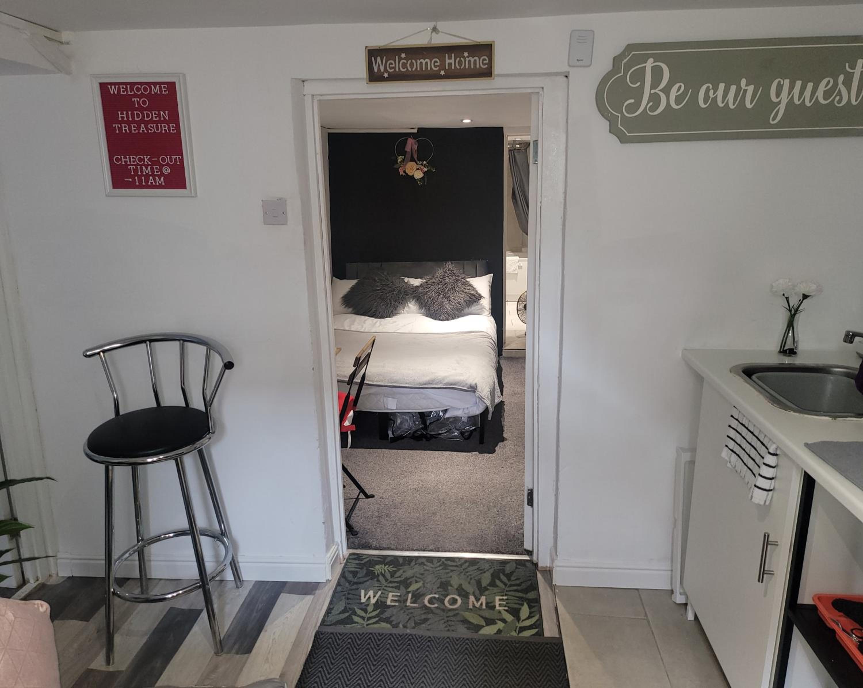 Hidden Treasure-Netflix and Wi-Fi-Basement flat, photo 25