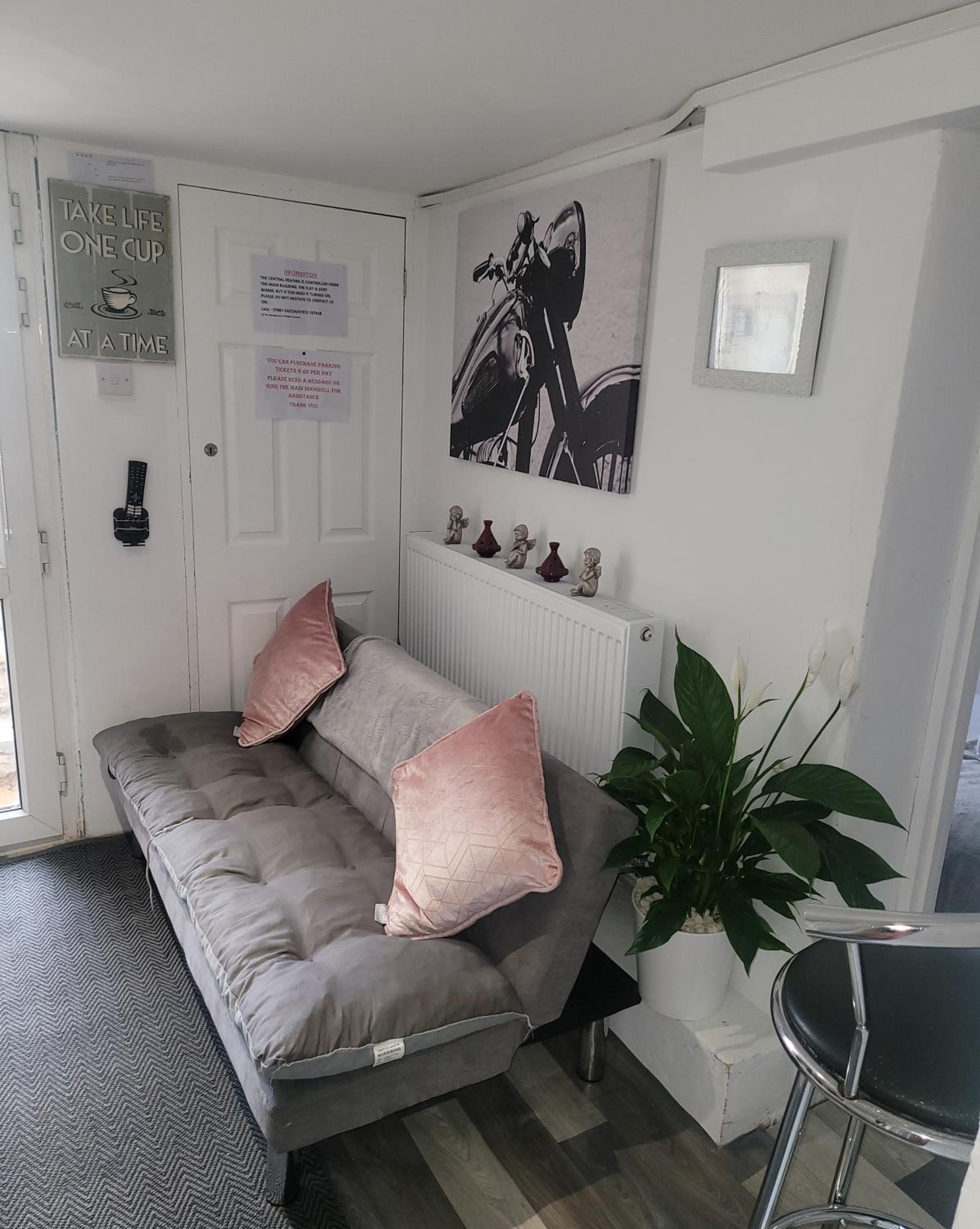 Hidden Treasure-Netflix and Wi-Fi-Basement flat, photo 30