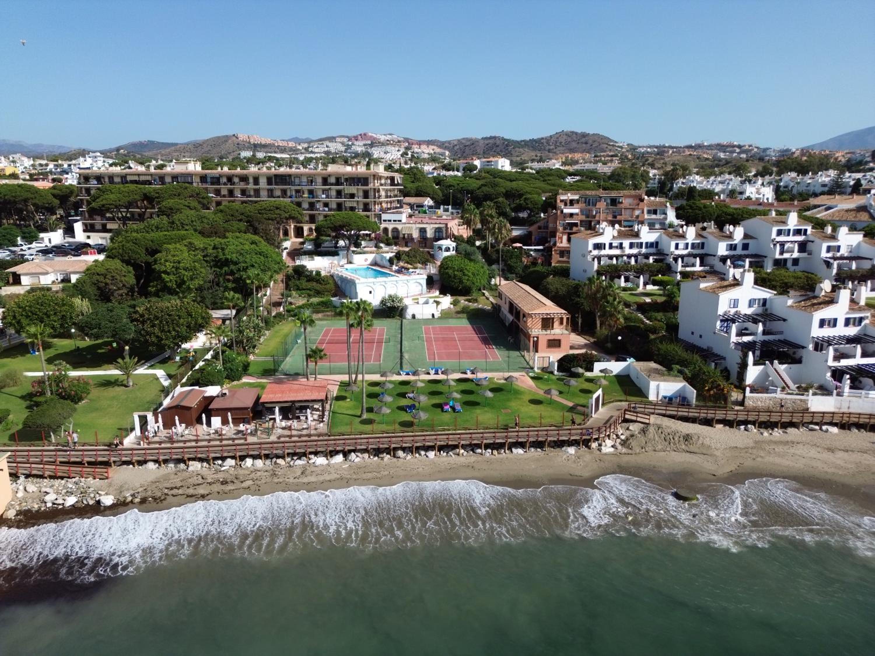 ALHAMAR apartment beachfront in Calahonda