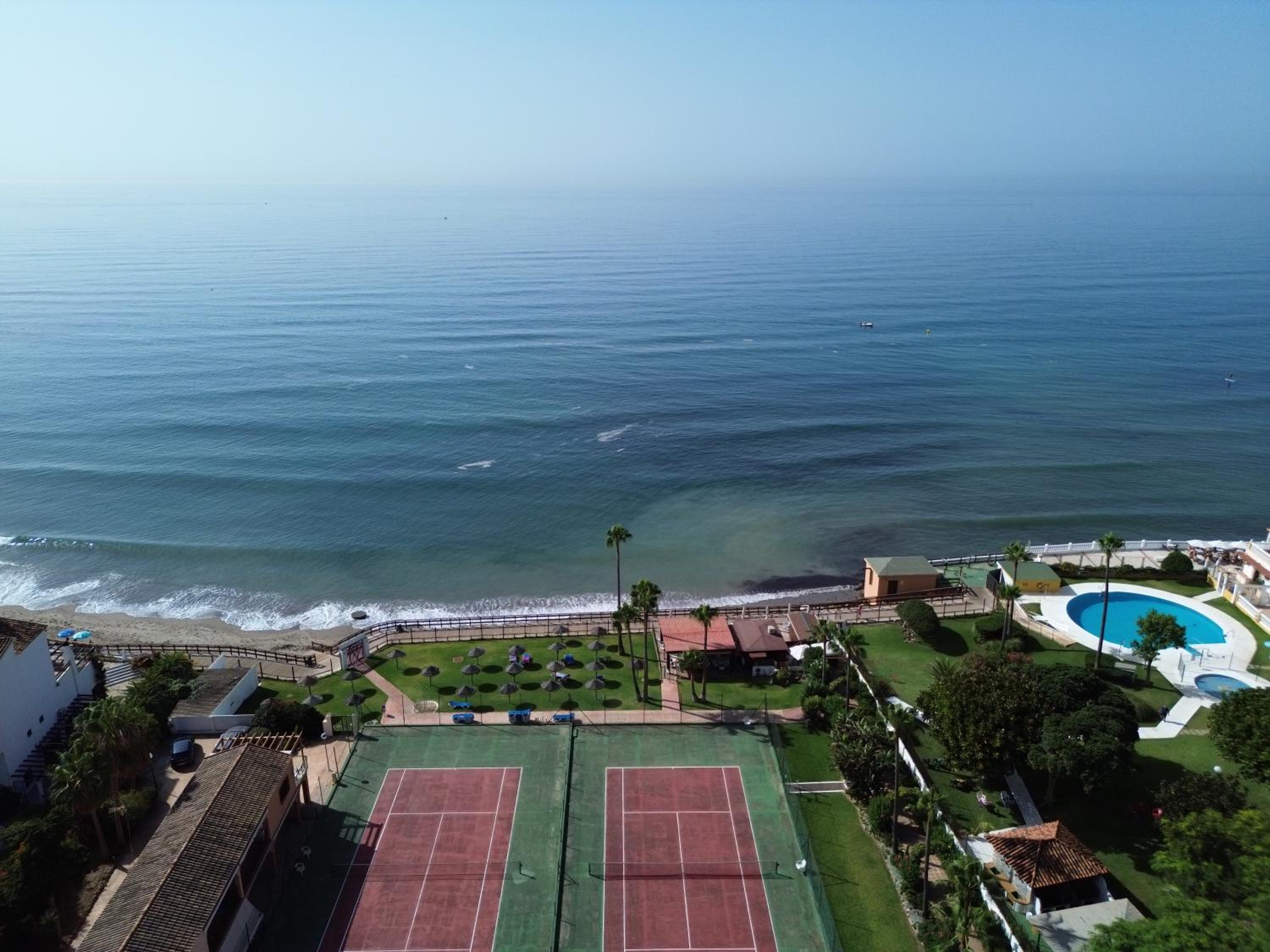 ALHAMAR apartment beachfront in Calahonda