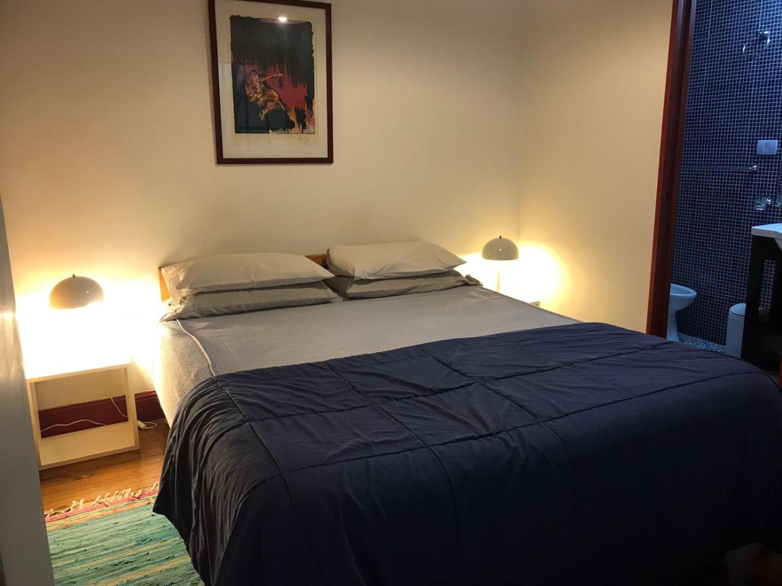 Monoambiente con baño privado y cocineta dentro de casa