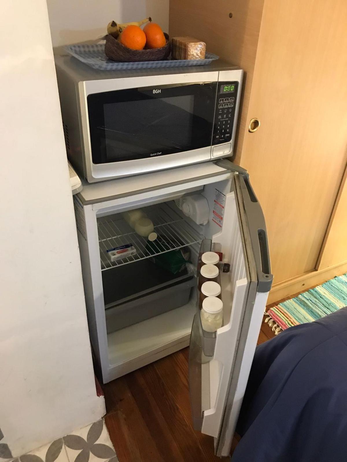 Monoambiente con baño privado y cocineta dentro de casa