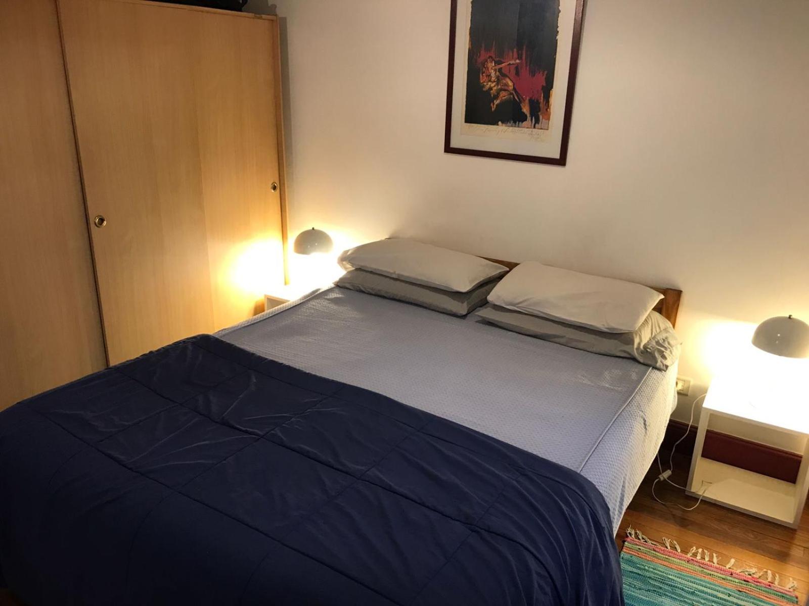 Monoambiente con baño privado y cocineta dentro de casa