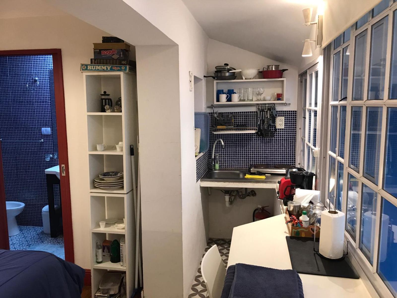 Monoambiente con baño privado y cocineta dentro de casa