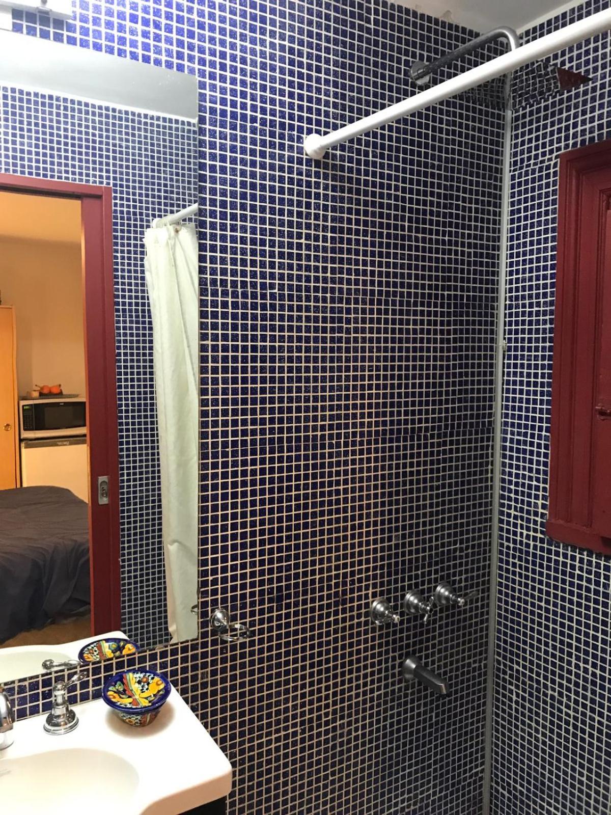 Monoambiente con baño privado y cocineta dentro de casa