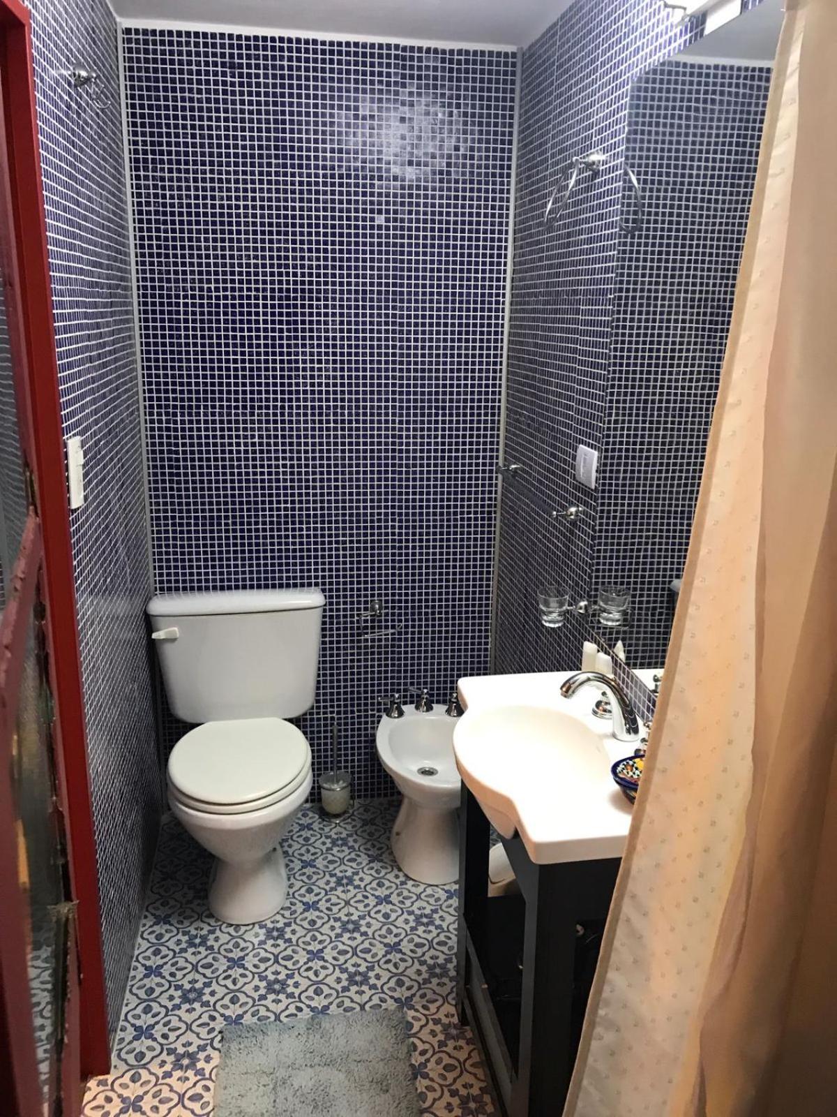 Monoambiente con baño privado y cocineta dentro de casa