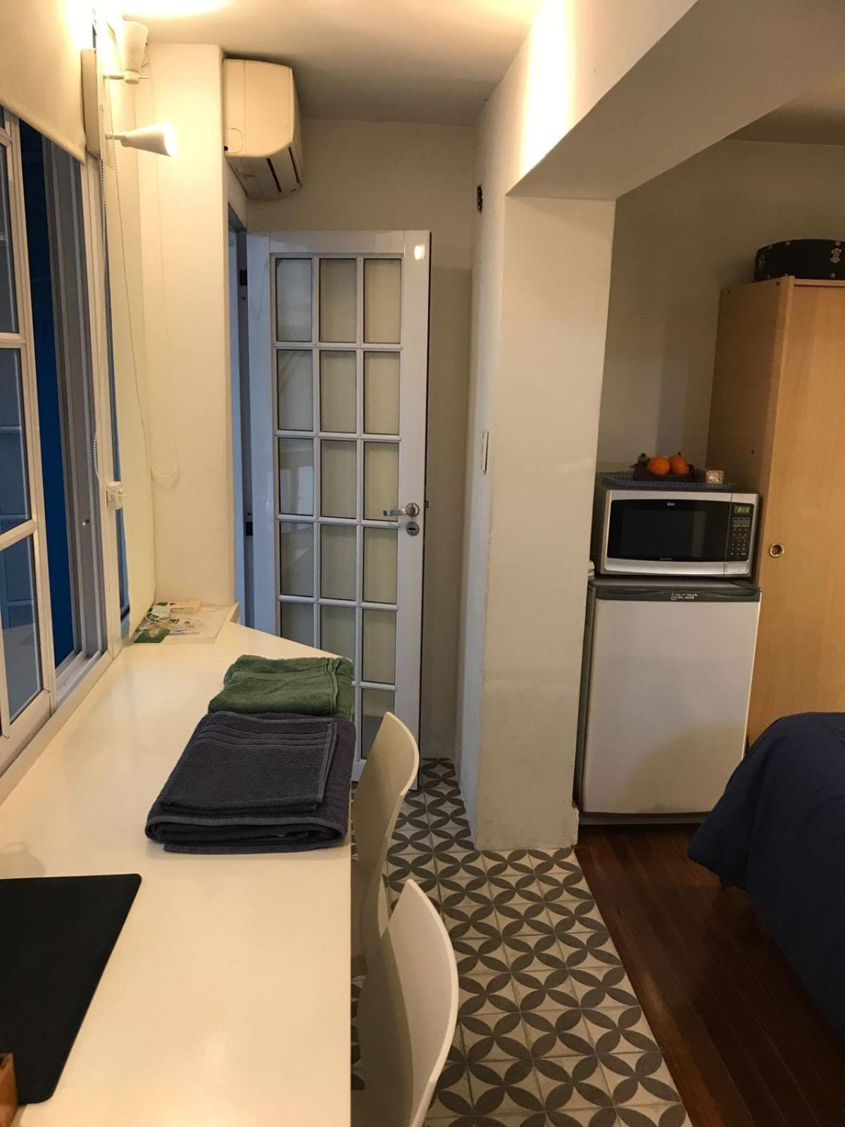 Monoambiente con baño privado y cocineta dentro de casa